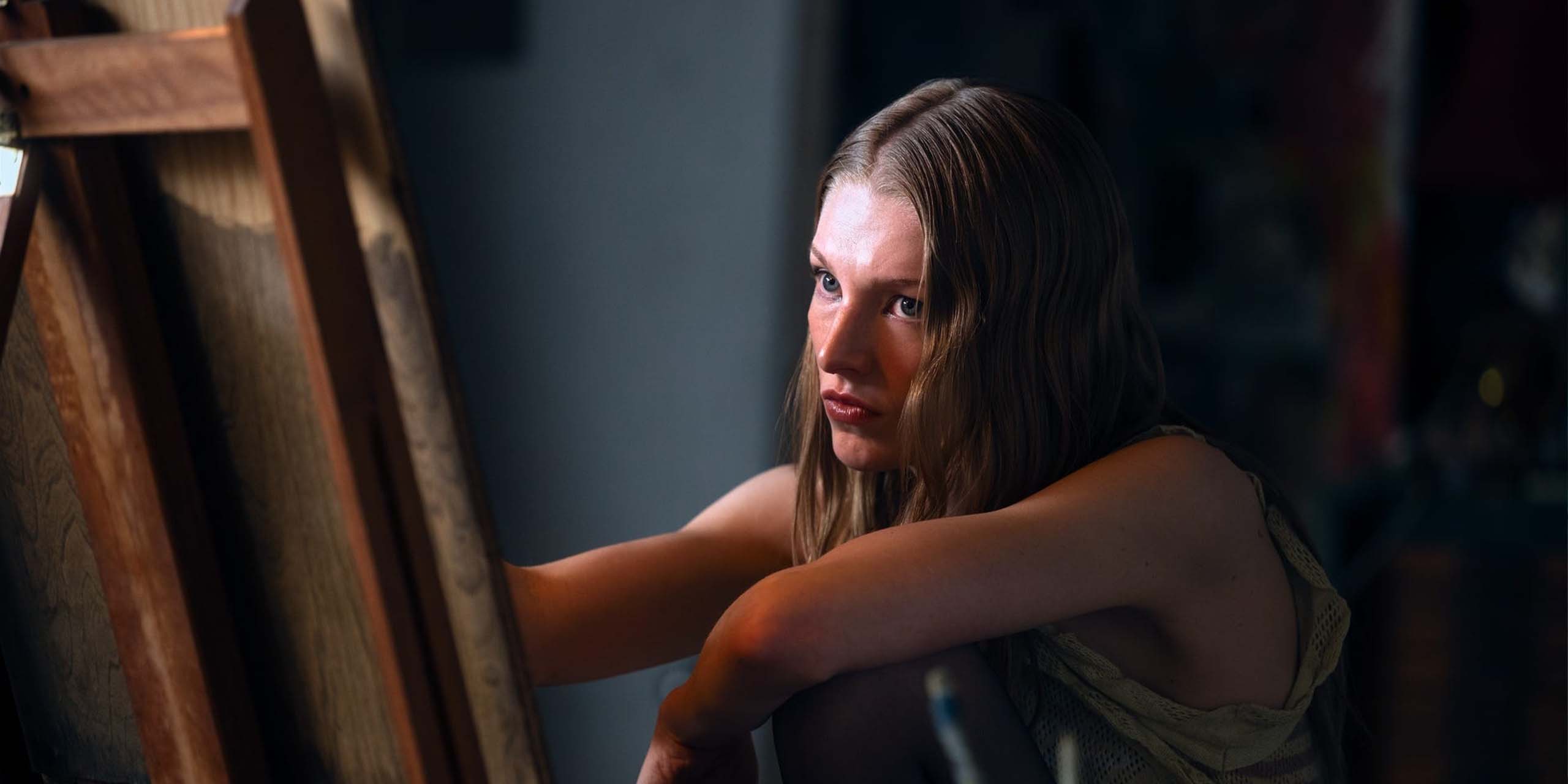 Jules Vaughn (Hunter Schafer) dessinant dans son atelier à New York dans la saison 3 de Euphoria.