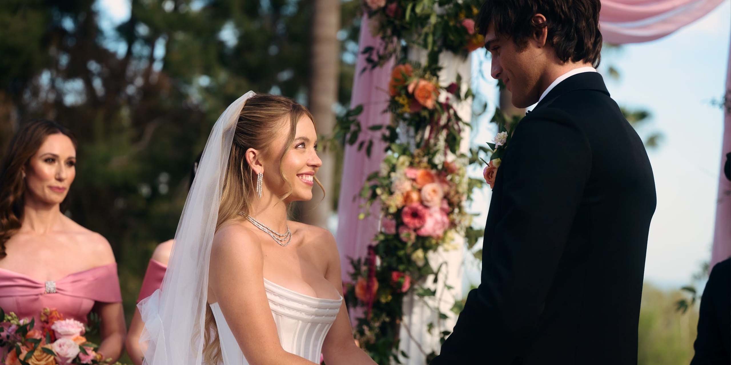 Cassie Howard (Sydney Sweeney) et Nate Jacobs (Jacob Elordi) se mariant dans la saison 3 de Euphoria.
