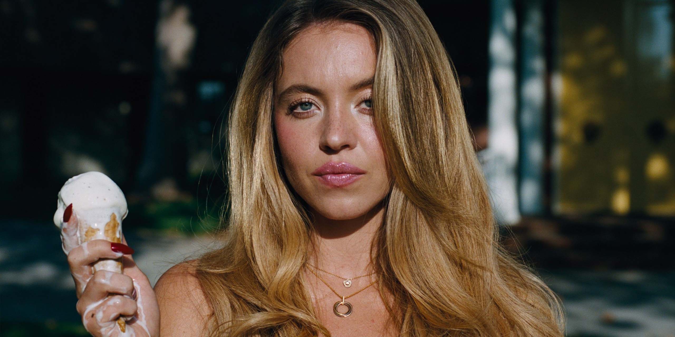 Sydney Sweeney tenant un cornet de glace qui fond dans la saison 3 d'Euphoria