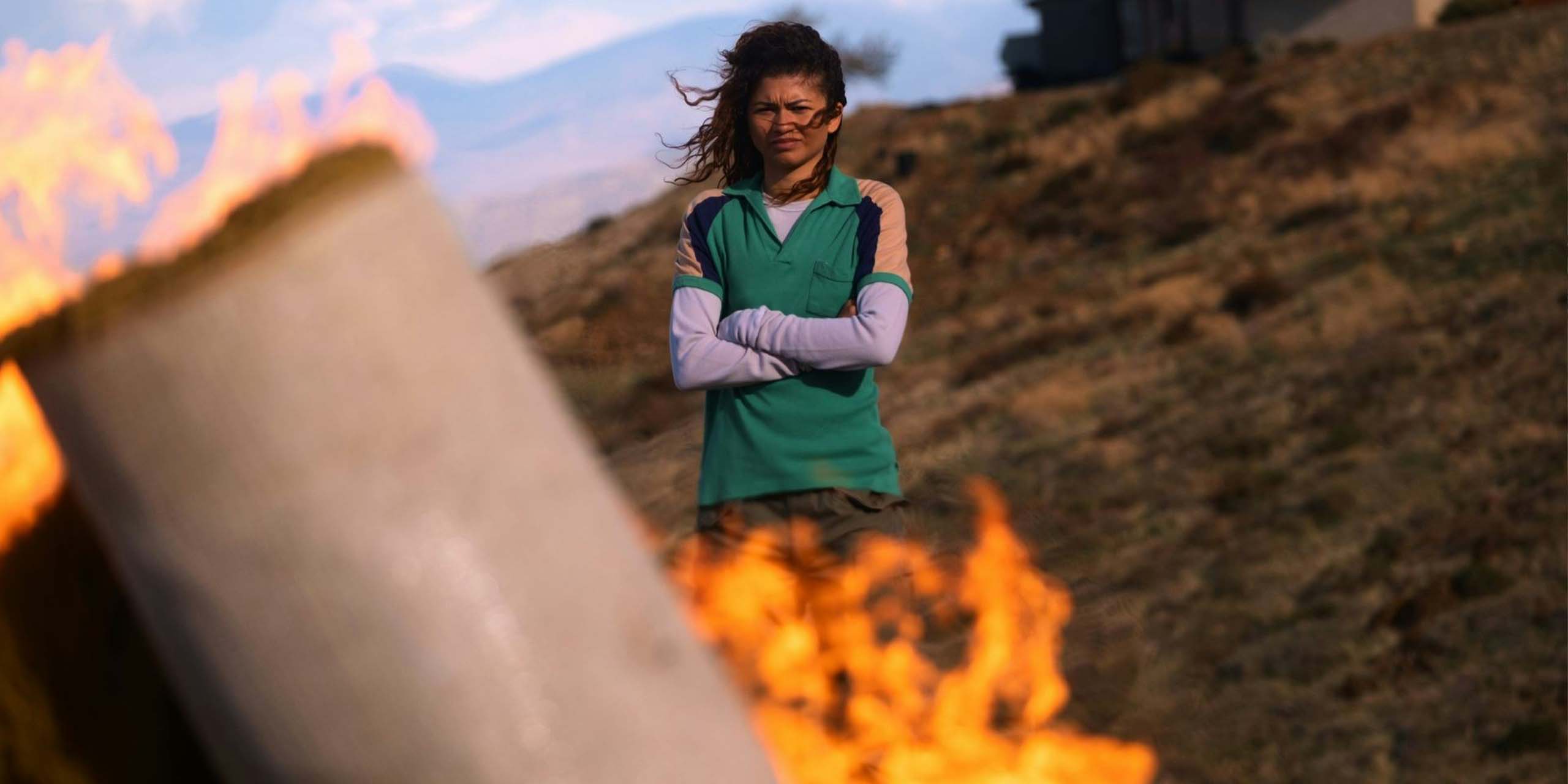 Rue Bennett (Zendaya) observe un feu dans la saison 3 d'Euphoria