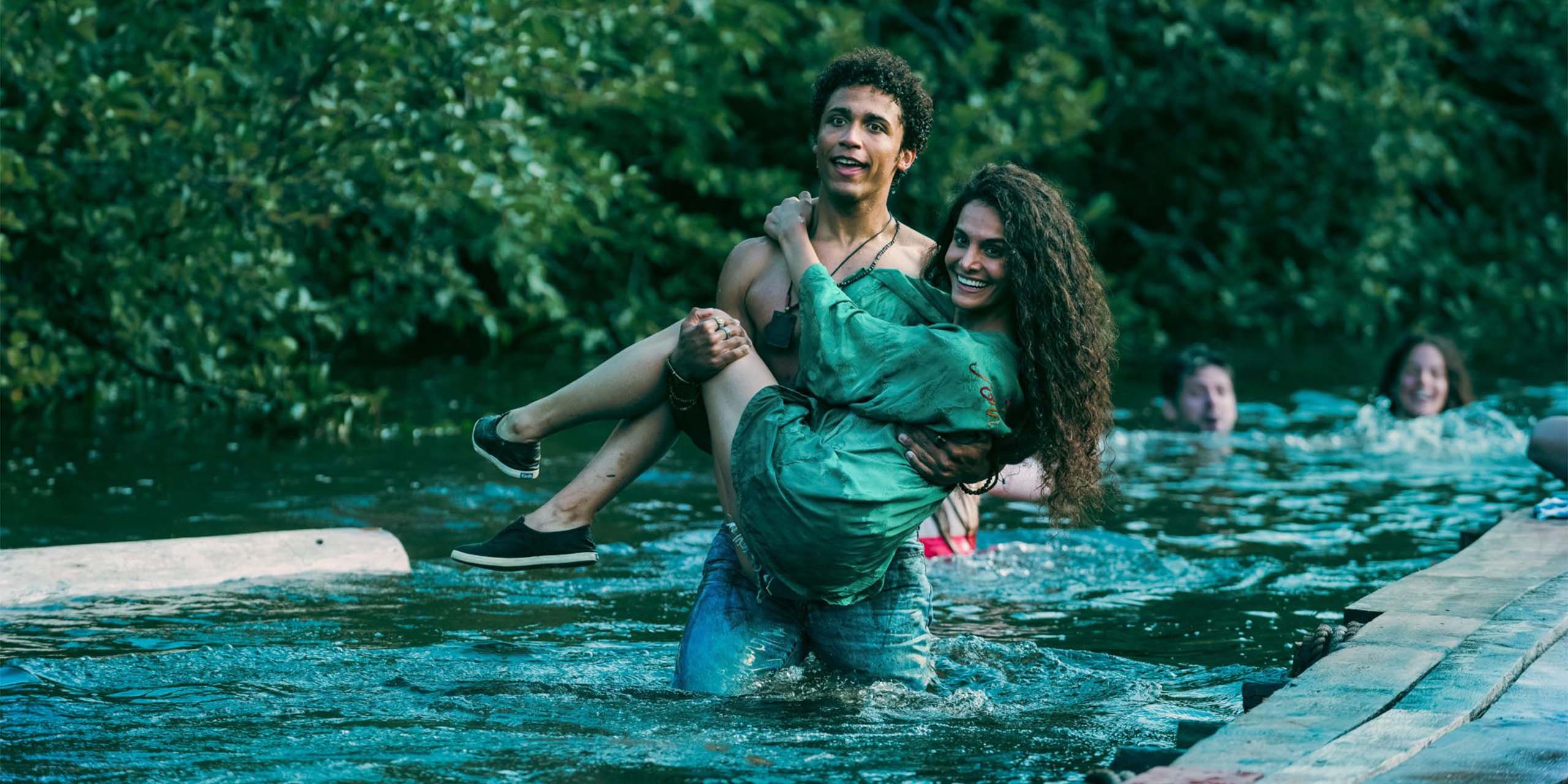 Fatima et Ellis dans une rivière dans From.