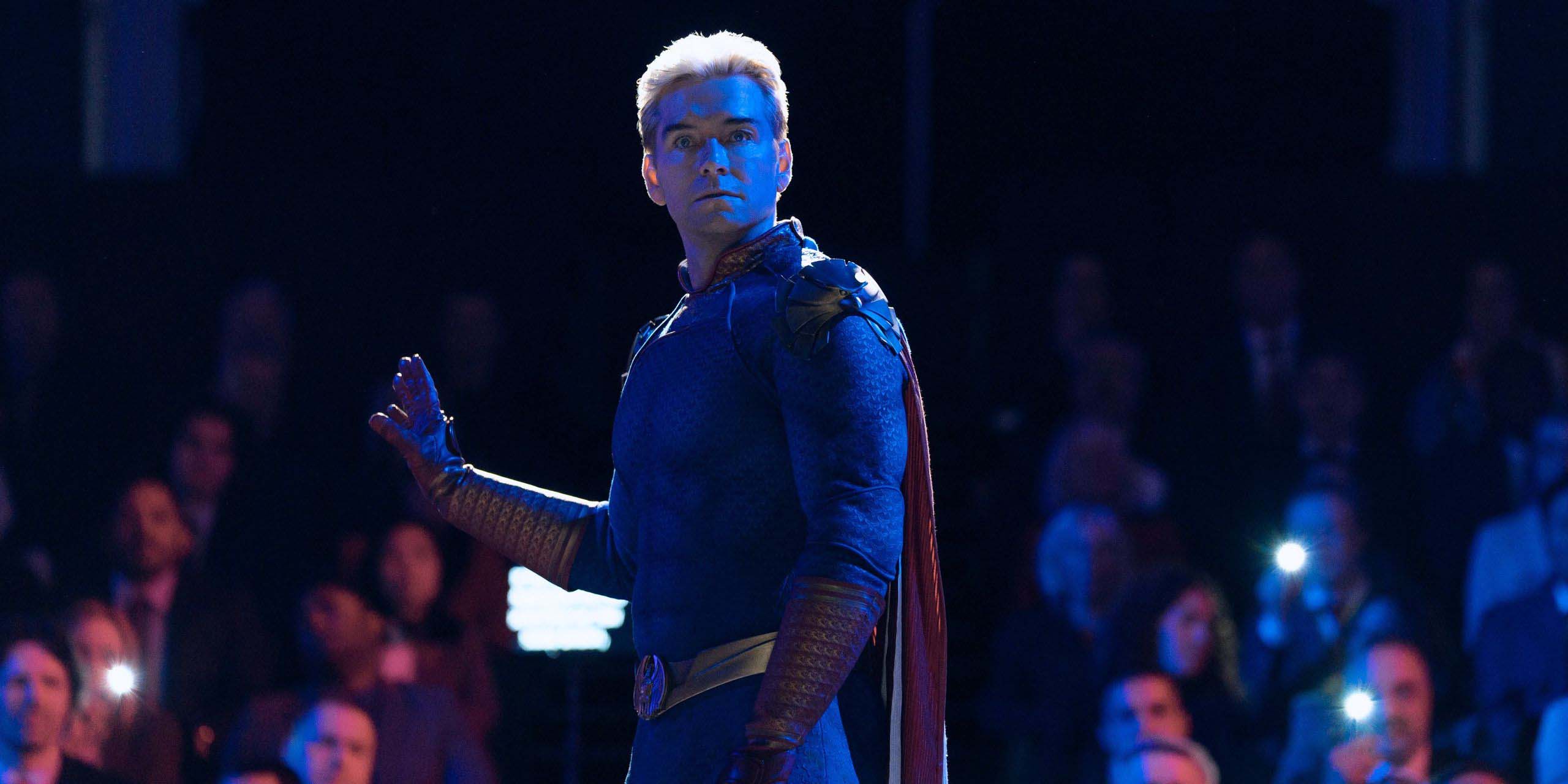 Homelander, debout devant une foule, la main tendue, l'air surpris, dans la saison 5 de The Boys