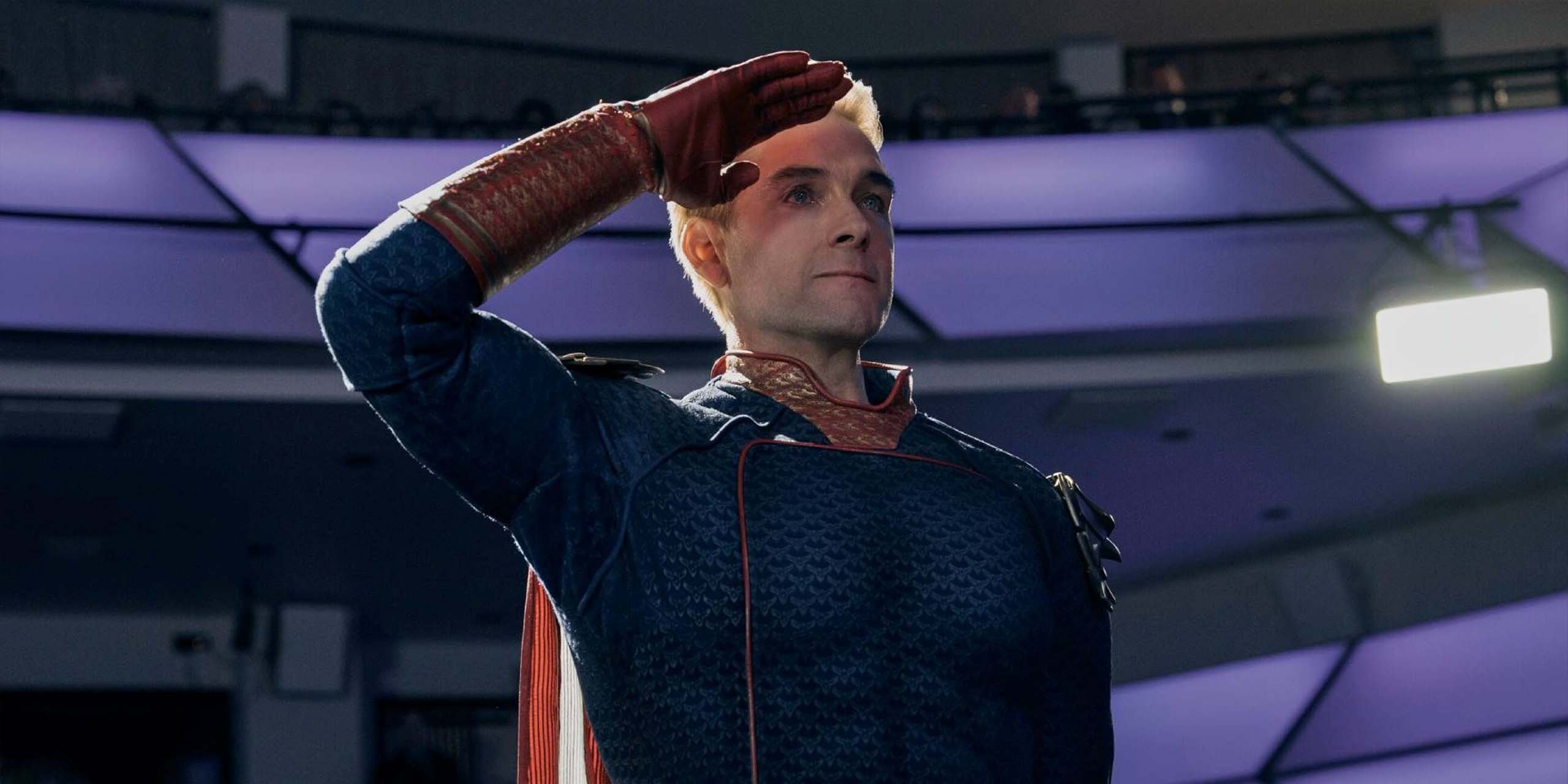 Homelander (Anthony Starr) effectuant un salut militaire dans la saison 5 de The Boys.