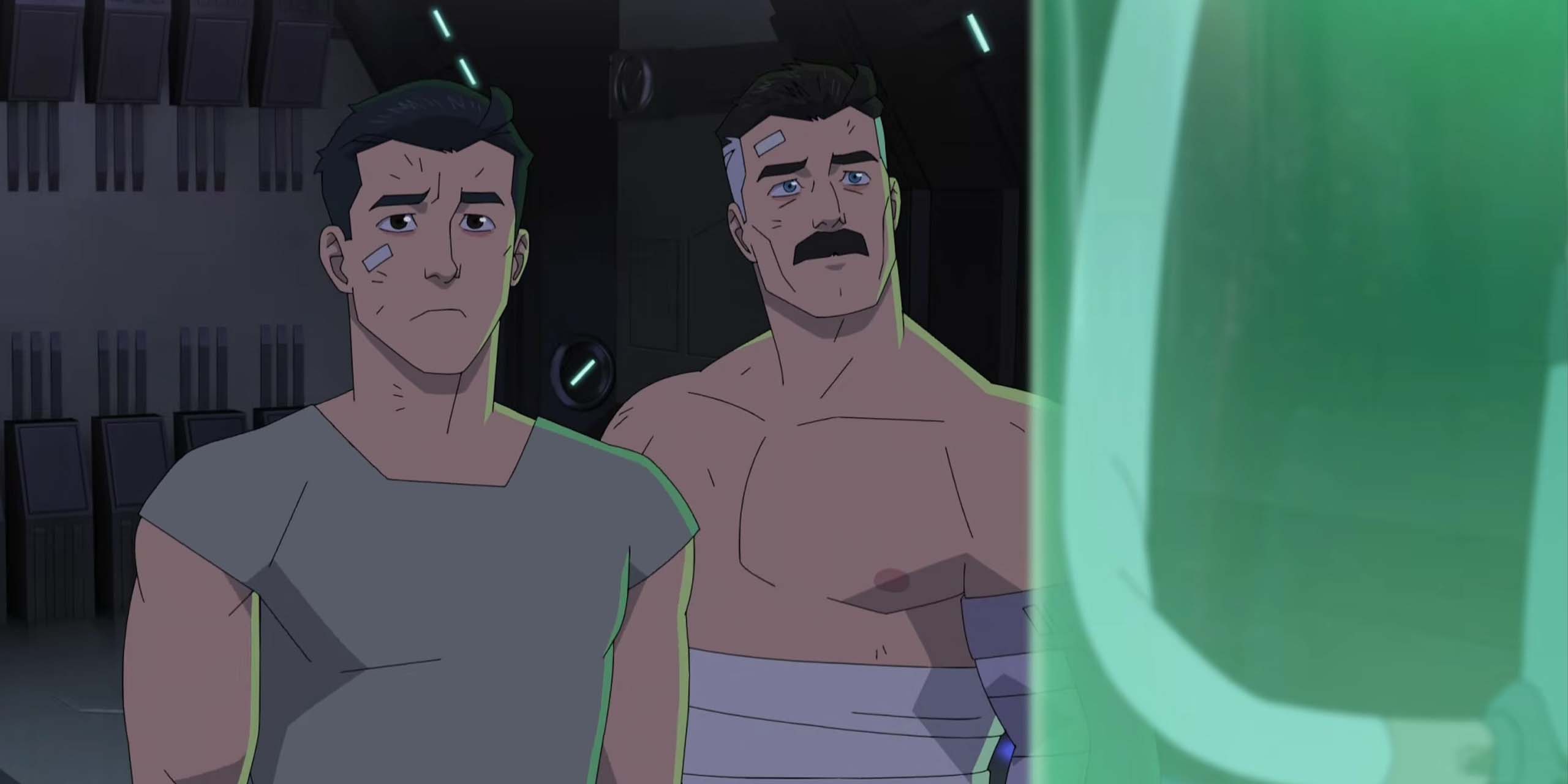 Mark et Nolan, blessés, observent le caisson de stase d'Oliver dans l'épisode 7 de la saison 4 d'Invincible.
