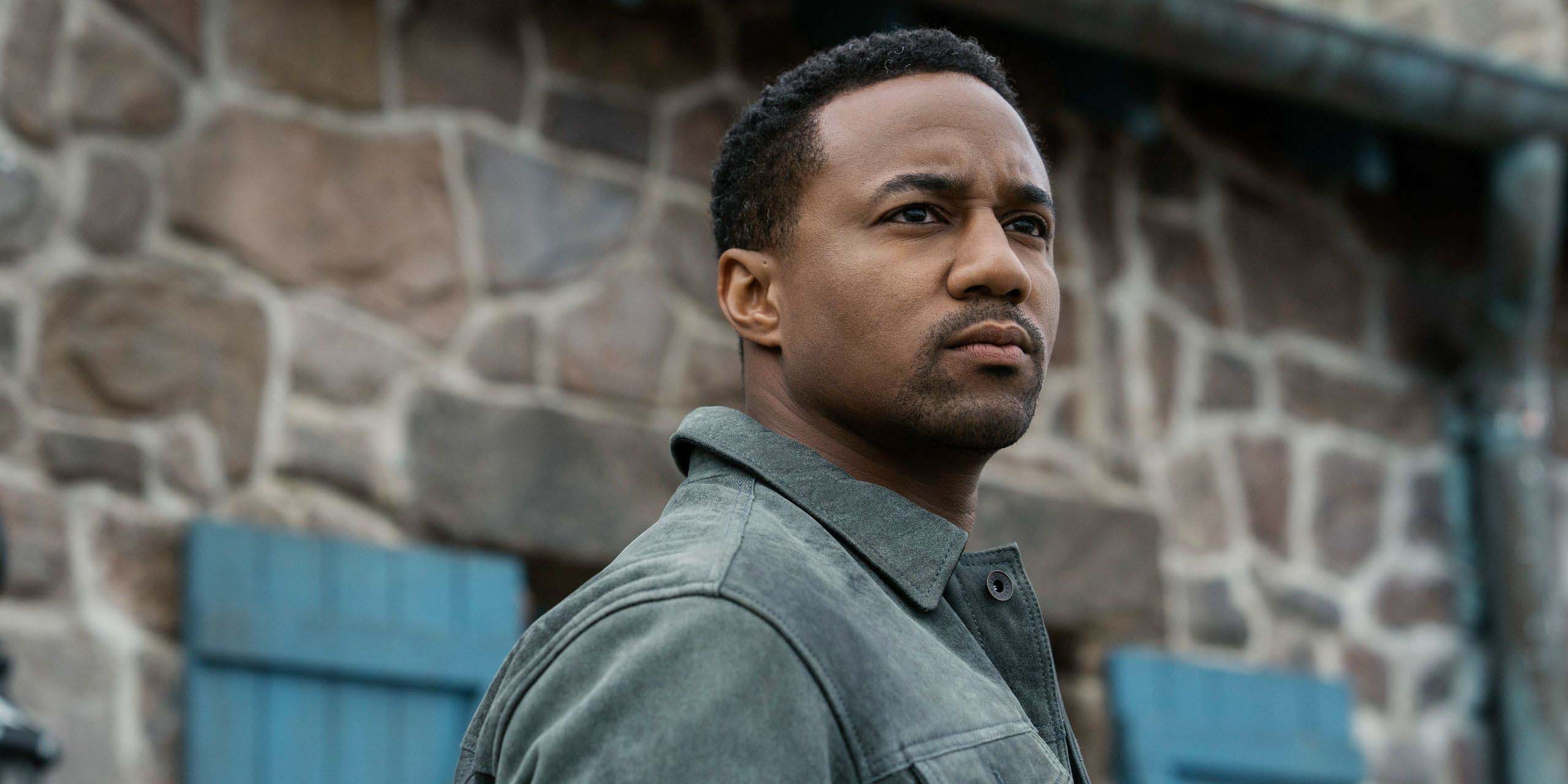 Jessie T. Usher, alias A-Train, regarde au loin devant sa maison temporaire dans la saison 5 de The Boys