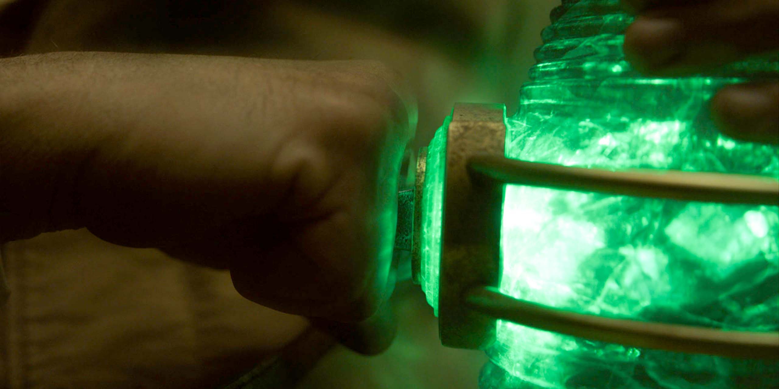 Hal Jordan (Kyle Chandler) rechargeant sa bague Green Lantern dans la série Lanterns.