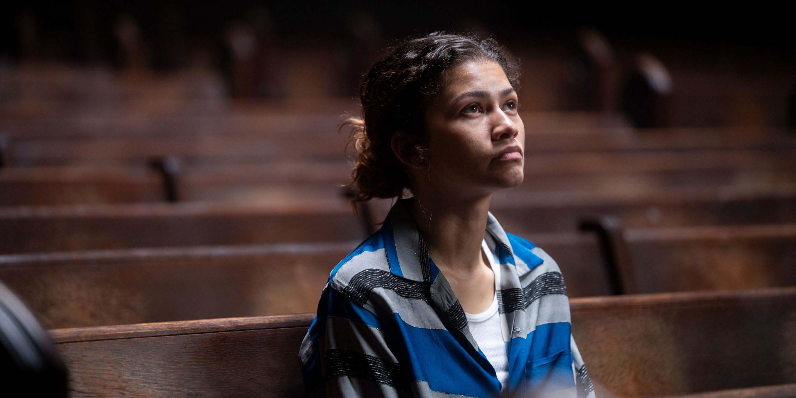Rue Bennett (Zendaya) assise sur un banc dans l'épisode 1 de la saison 3 d'Euphoria
