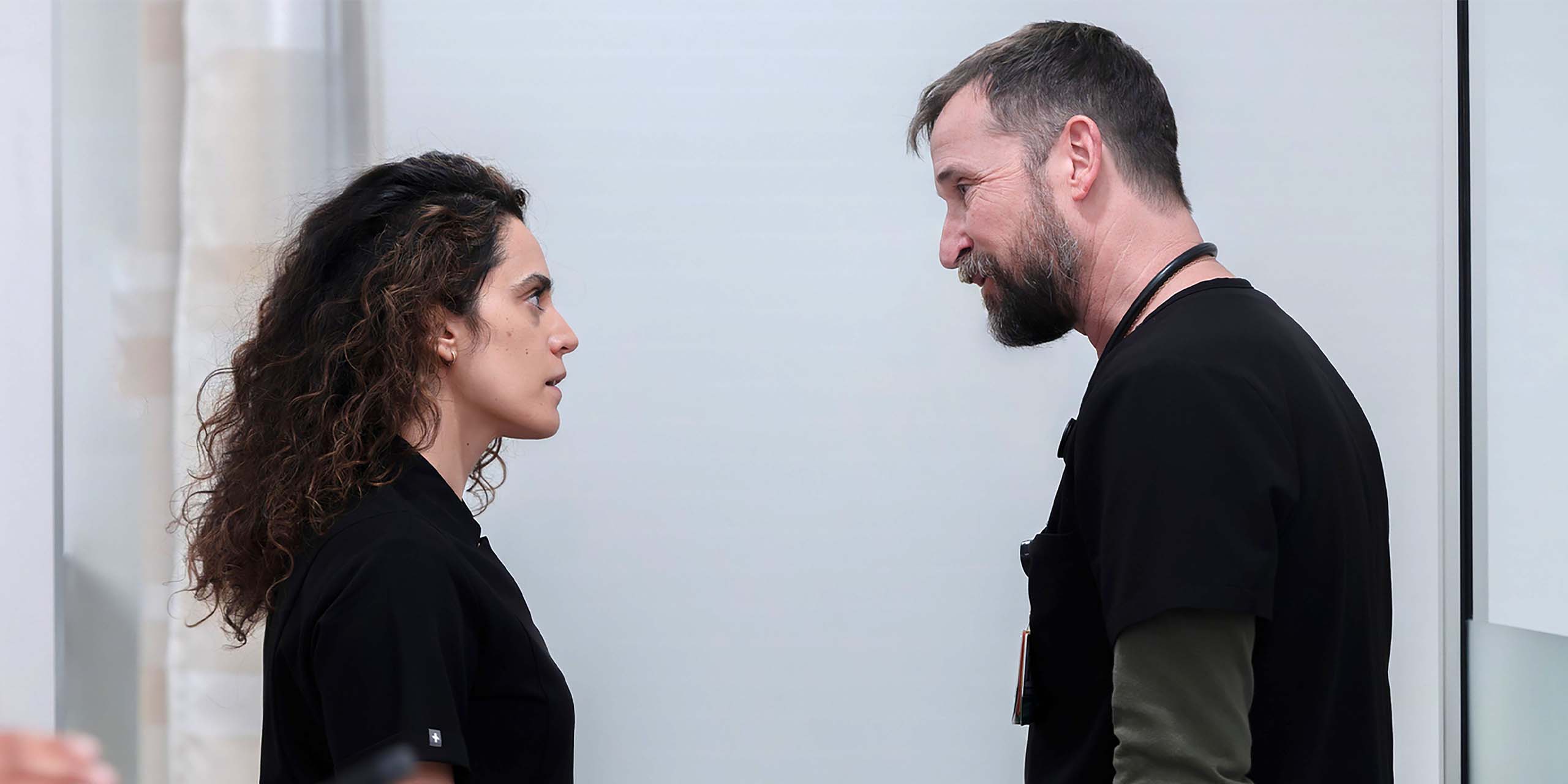 Dans la saison 2 de The Pitt, face à face entre le Dr Al-Hashimi (Sepideh Moafi) et le Dr Robby (Noah Wyle).