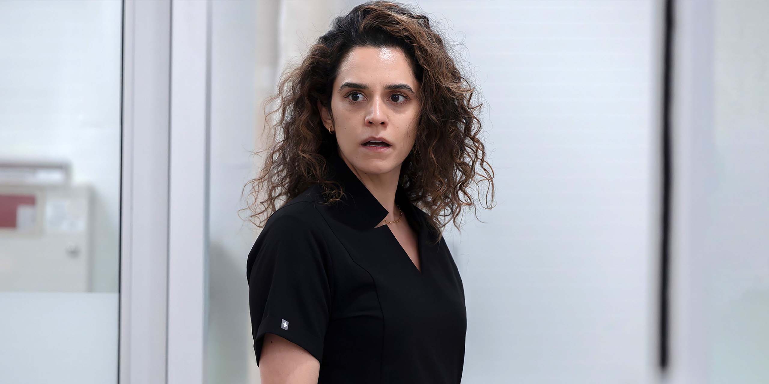 Le Dr Al-Hashimi, interprétée par Sepideh Moafi, semble bouleversée par quelque chose dans la saison 2 de The Pitt.