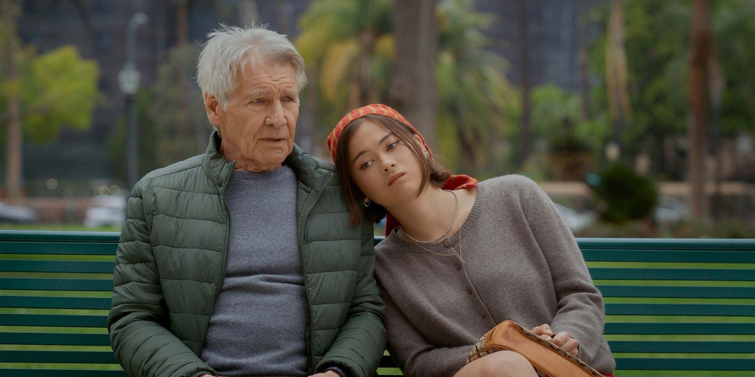 Paul et Alice assis sur un banc dans la saison 3 de Shrinking.