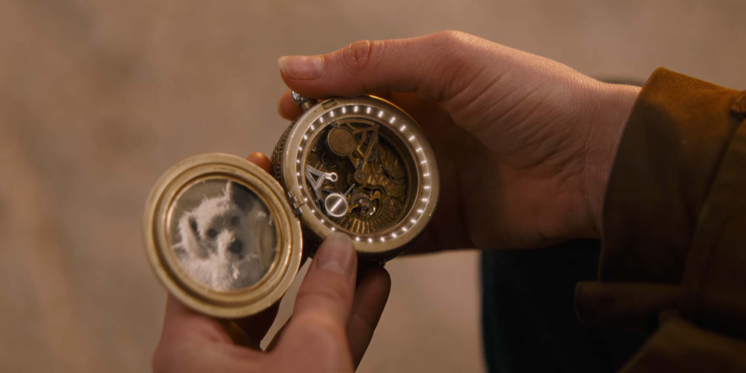 La montre à gousset de Kara avec une photo de Krypto dans la bande-annonce de Supergirl.