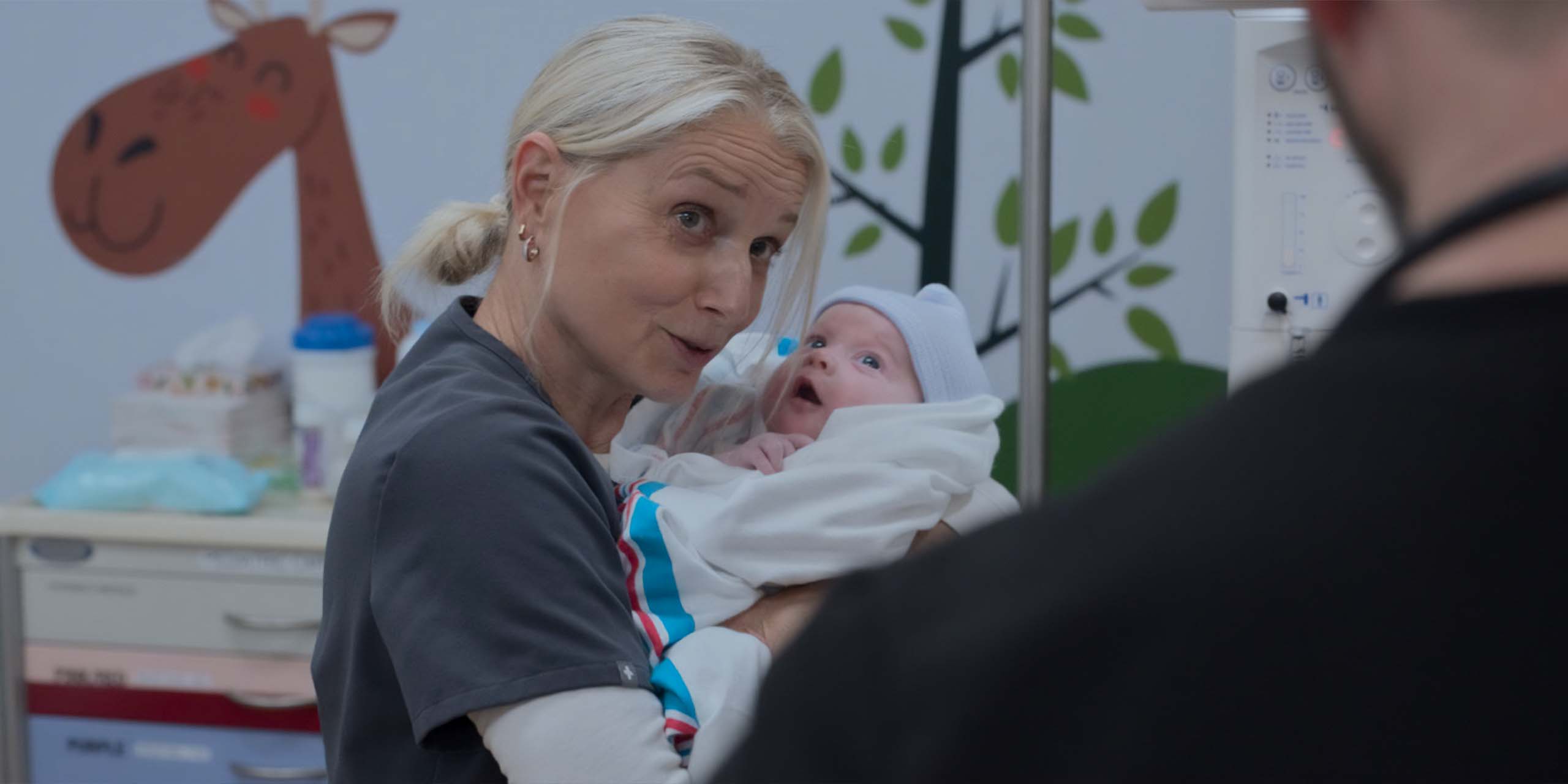 Dana tenant le bébé sauvé dans ses bras dans la saison 2 de The Pitt.