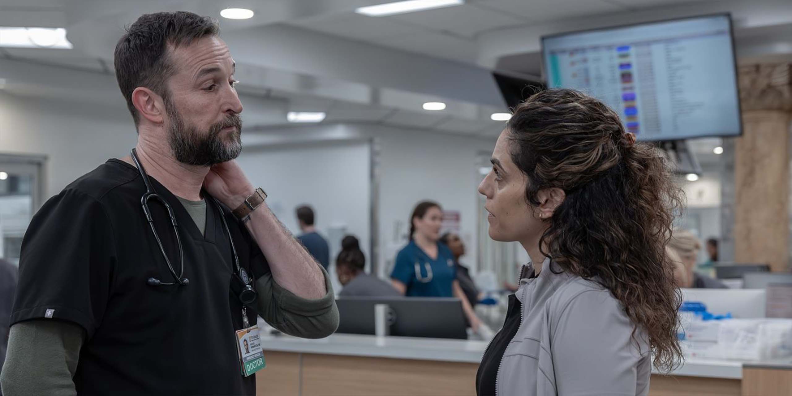 Le Dr Robby (Noah Wyle) parle au Dr Al-Hashimi (Sepideh Moafi) dans The Pitt.