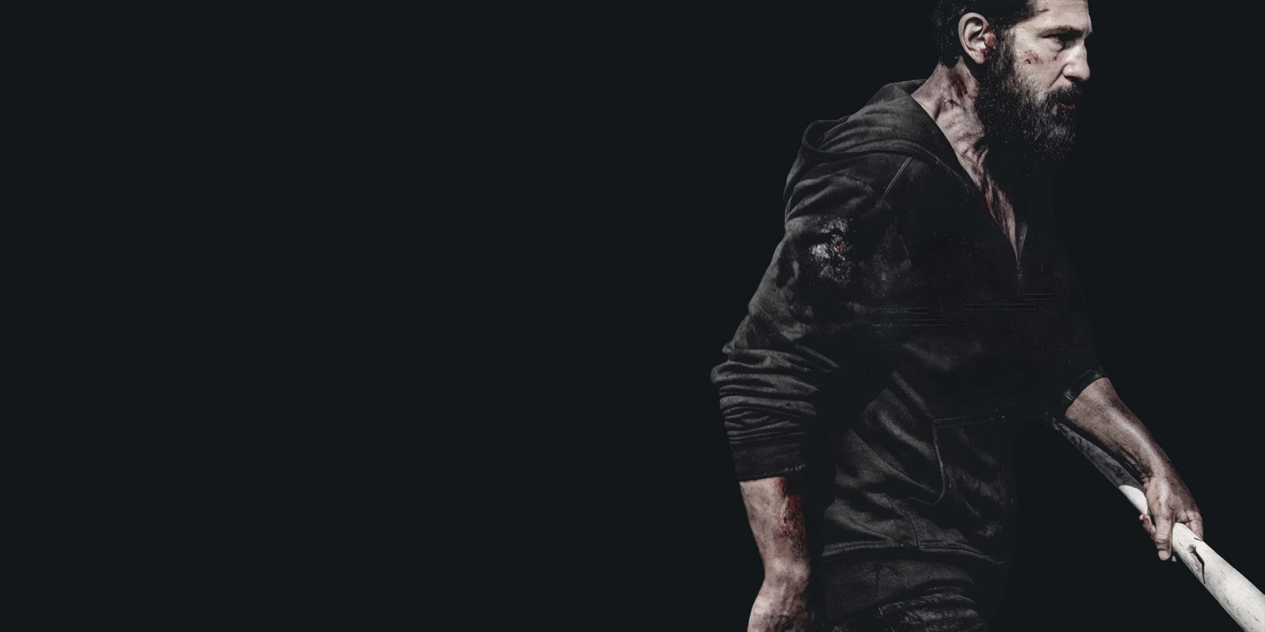 Frank Castle (Jon Bernthal) tenant une batte de baseball dans le film The Punisher: One Last Kill.