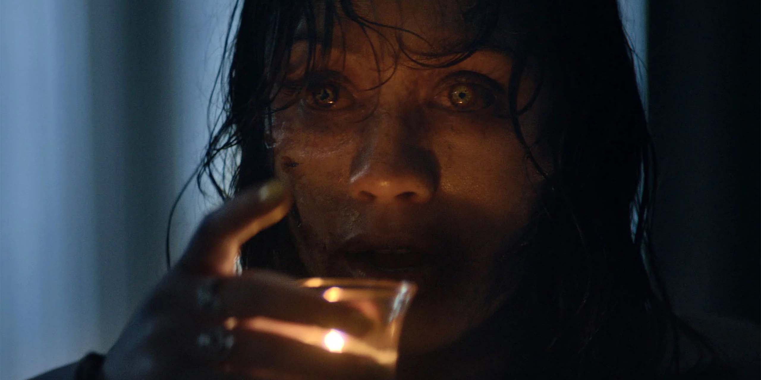 Un Deadite d'Evil Dead Burn s'apprête à boire de la cire de bougie
