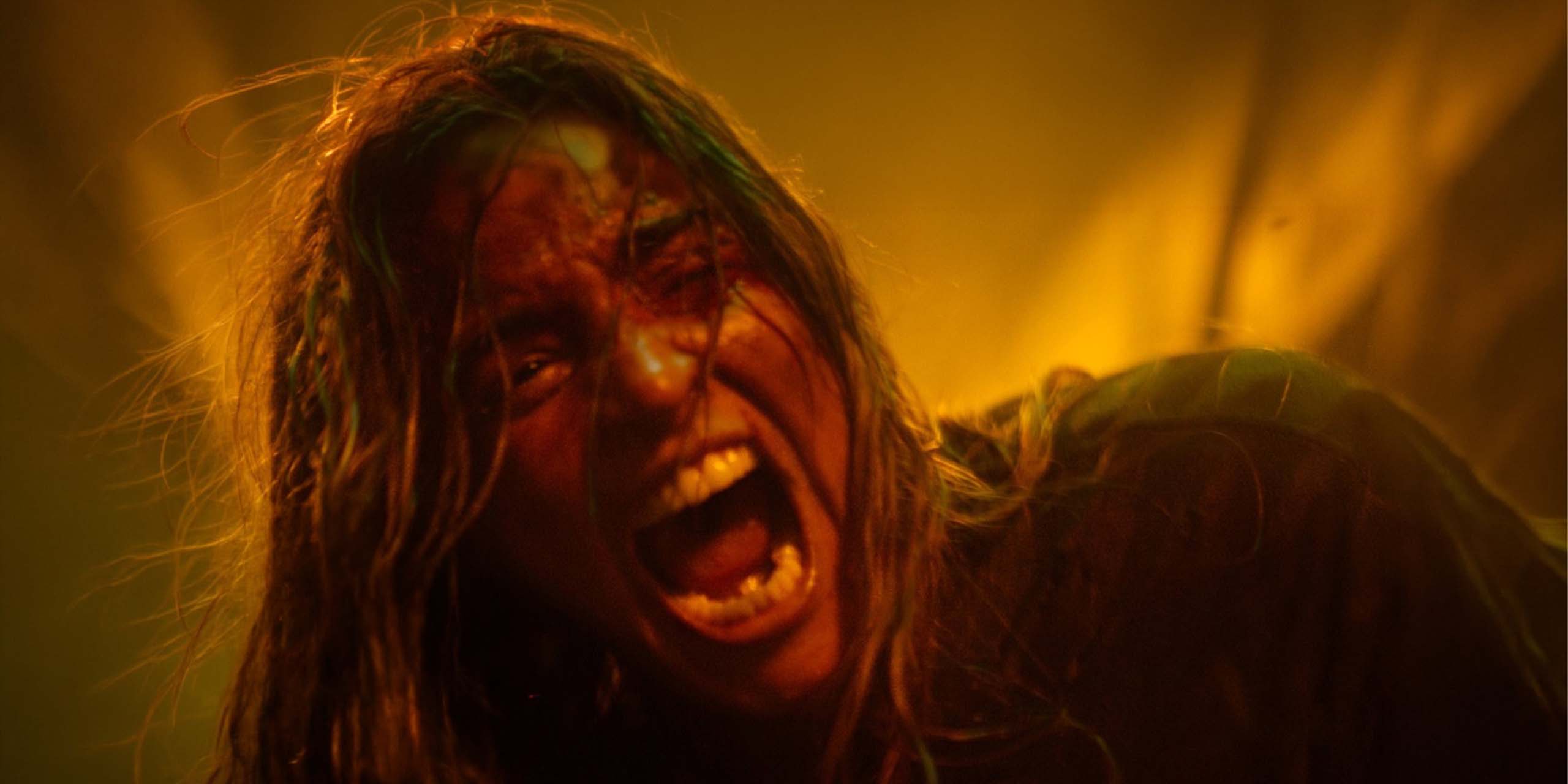 Alice (Souheila Yacoub) qui hurle dans Evil Dead Burn.