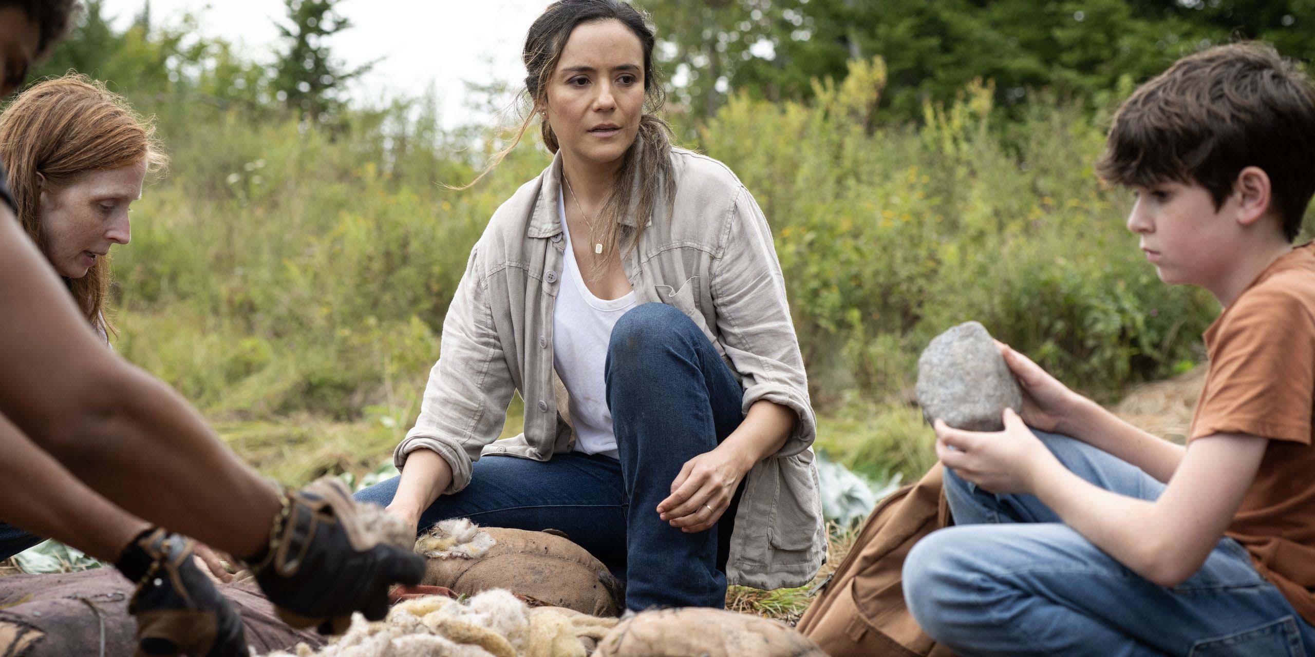 Tabitha, Ethan et Ellis remplissent la poupée de pierres dans la saison 4, épisode 5 de From.