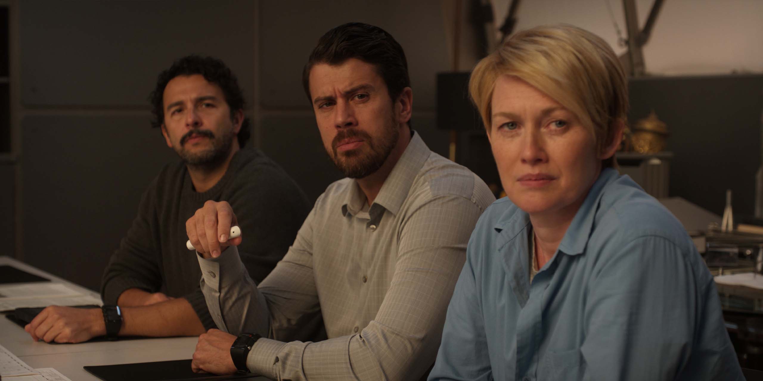 Salvador Chacon, Toby Kebbell et Mireille Enos dans la saison 5 de For All Mankind.