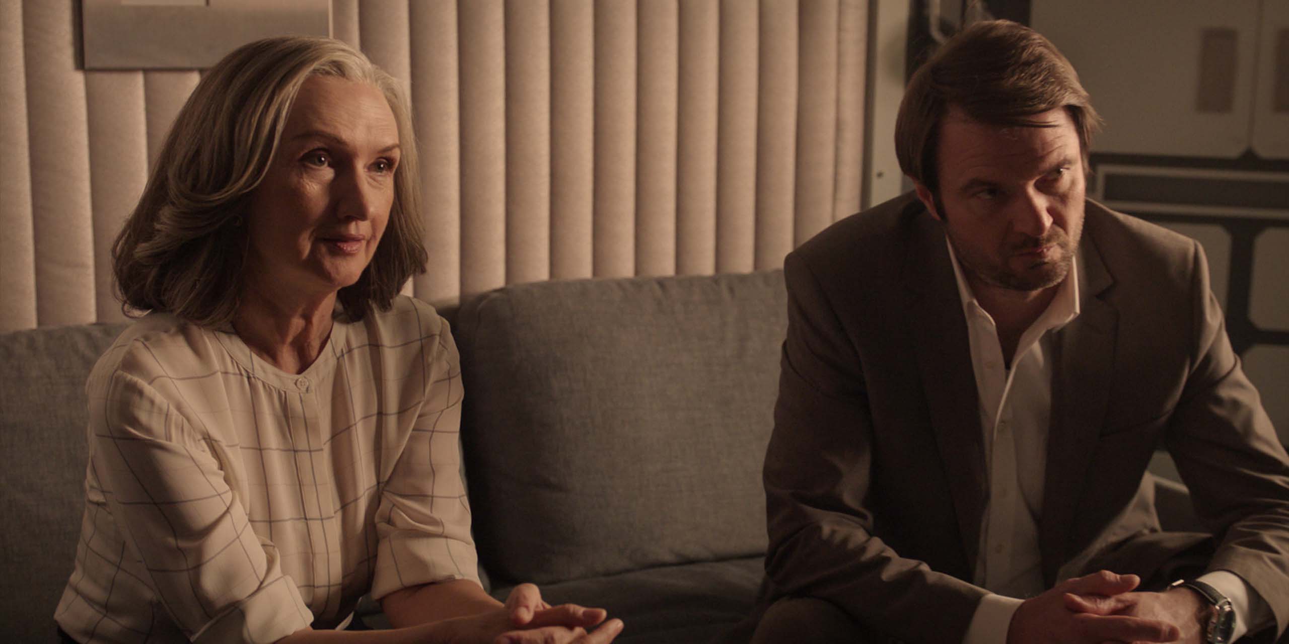 Svetlana Efremova et Costa Ronin dans la saison 5 de For All Mankind.