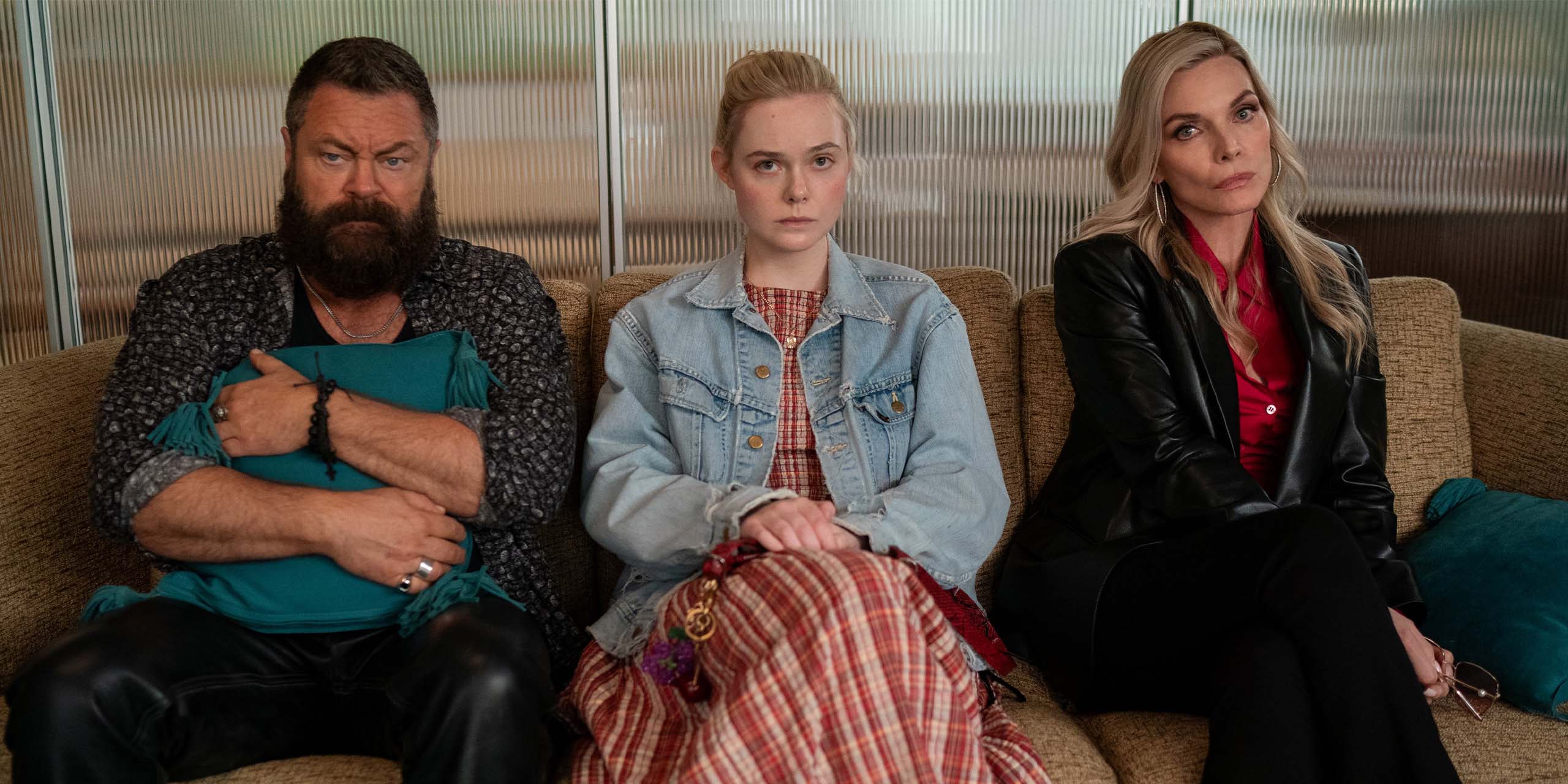 Nick Offerman, Elle Fanning et Michelle Pfeiffer dans Margo a des problèmes d’argent.