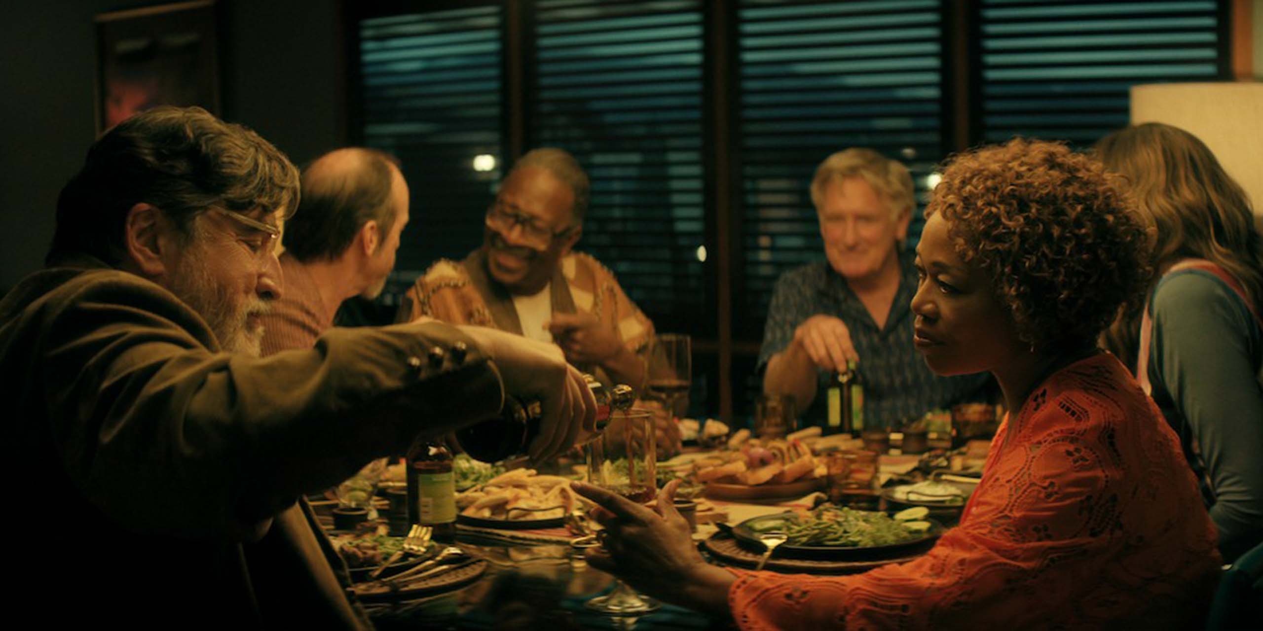 À table : Alfred Molina dans le rôle de Sam, Denis O'Hare dans celui de Wally, Clarke Peters dans celui d'Art, Bill Pullman dans celui de Jack, Alfre Woodard dans celui de Judy et Geena Davis dans celui de Renee dans la série Netflix The Boroughs : Retraite Rebelle.