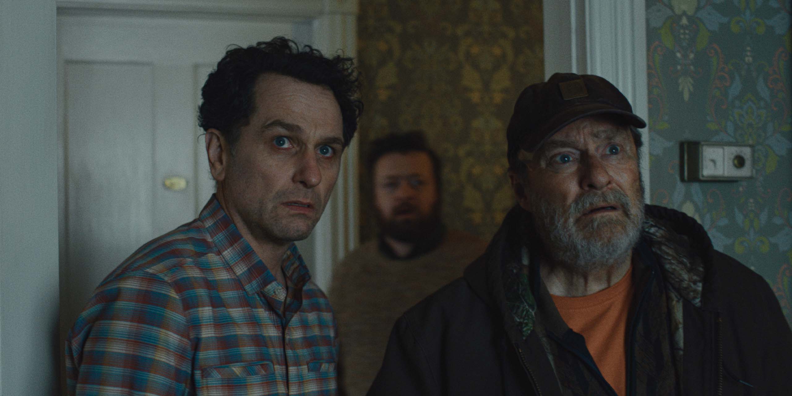 Matthew Rhys et Stephen Root dans Widow’s Bay.