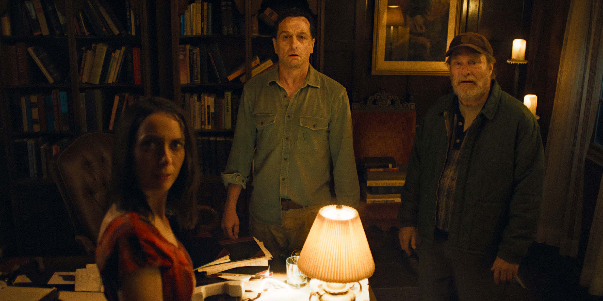 Kate O’Flynn, Matthew Rhys et Stephen Root dans Widow’s Bay.