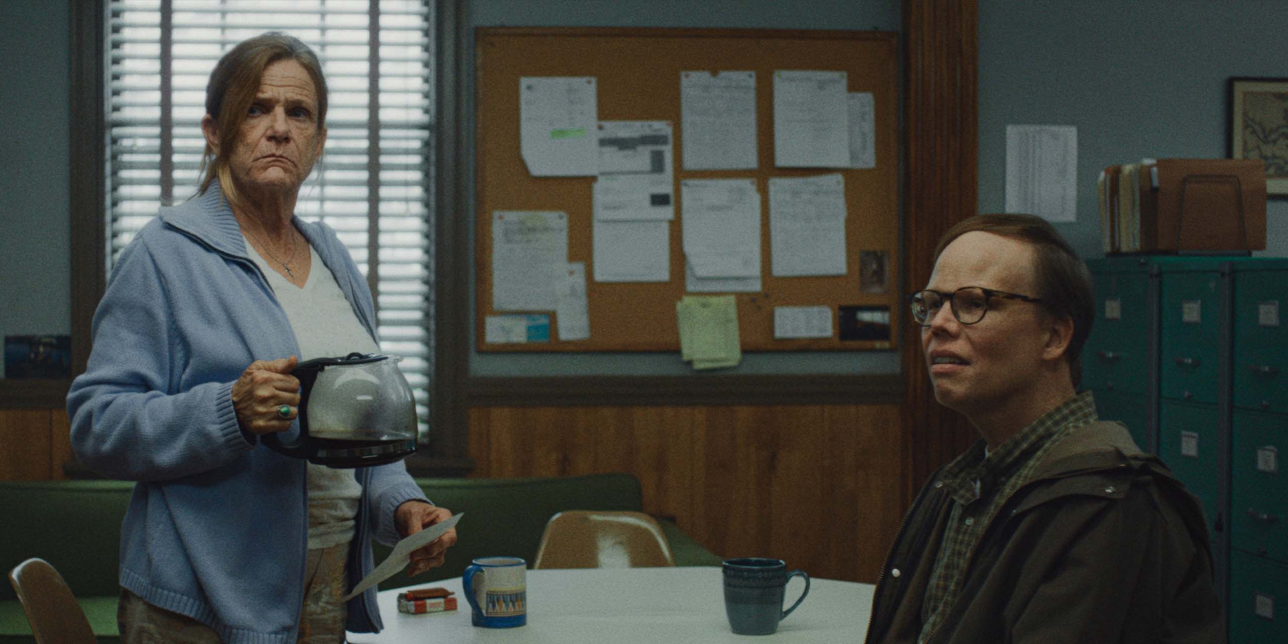 Dale Dickey et Jeff Hiller dans Widow’s Bay.