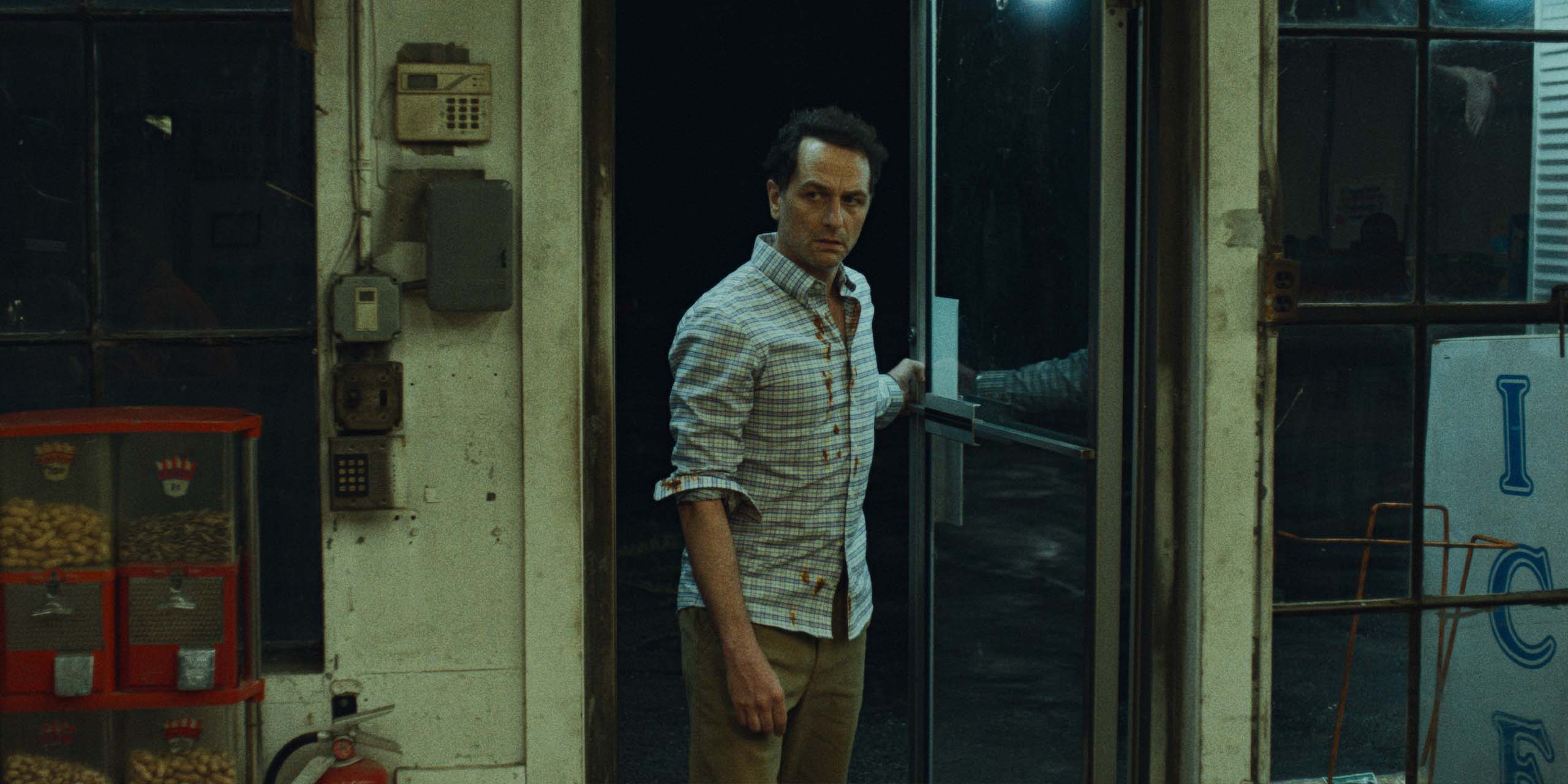 Tom Loftis (Matthew Rhys) dans Widow's Bay.