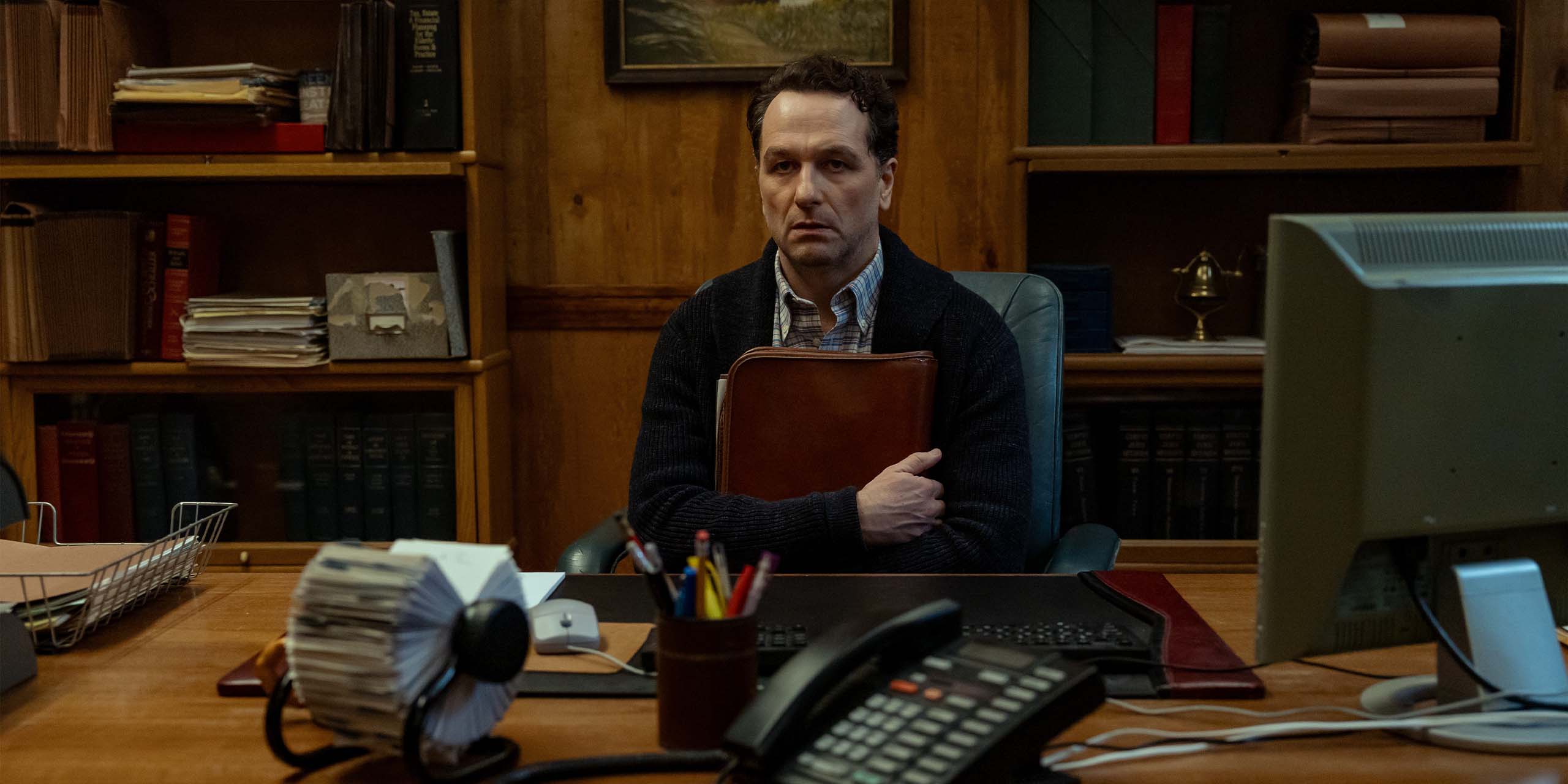Tom Loftis (Matthew Rhys), le maire de Widow’s Bay à son bureau.