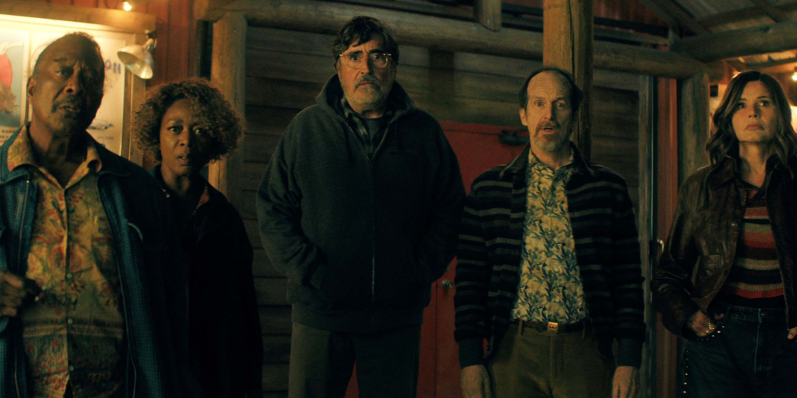 Art, Judy, Sam, Wally et Renee dans The Boroughs : Retraite rebelle sur Netflix.