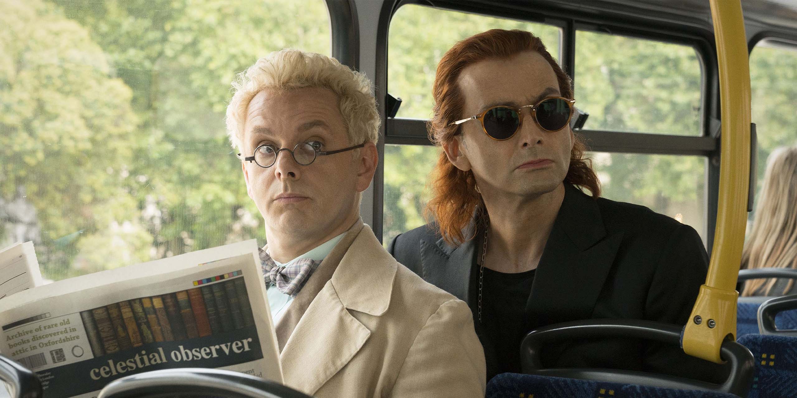 Crowley et Aziraphale voyageant ensemble en bus dans Good Omens