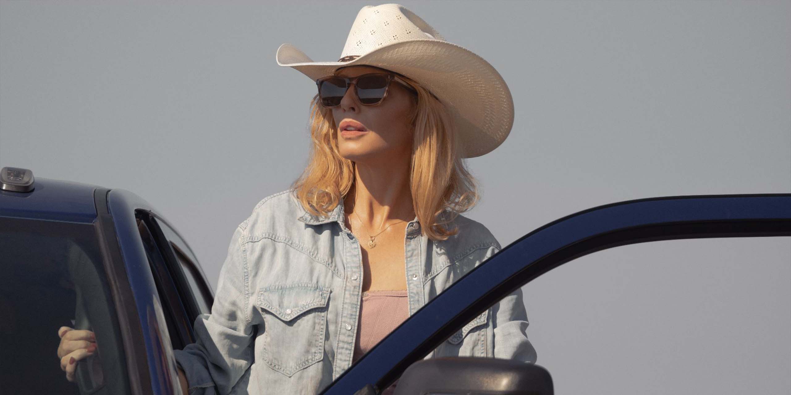 Beth Dutton avec des lunettes de soleil dans Dutton Ranch.