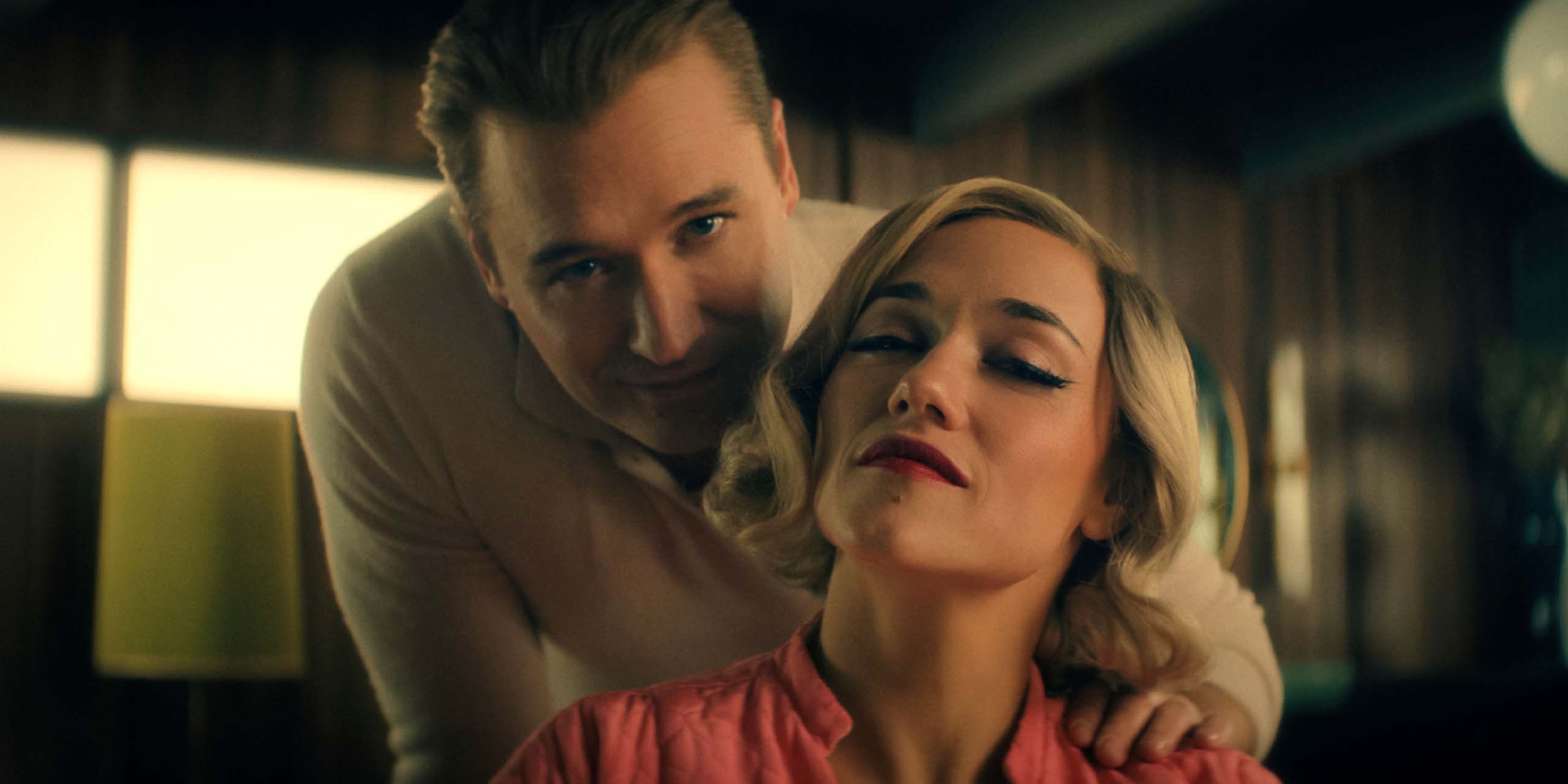 Blaine et Anneliese Shaw se regardant dans un miroir dans The Boroughs : Retraite rebelle.