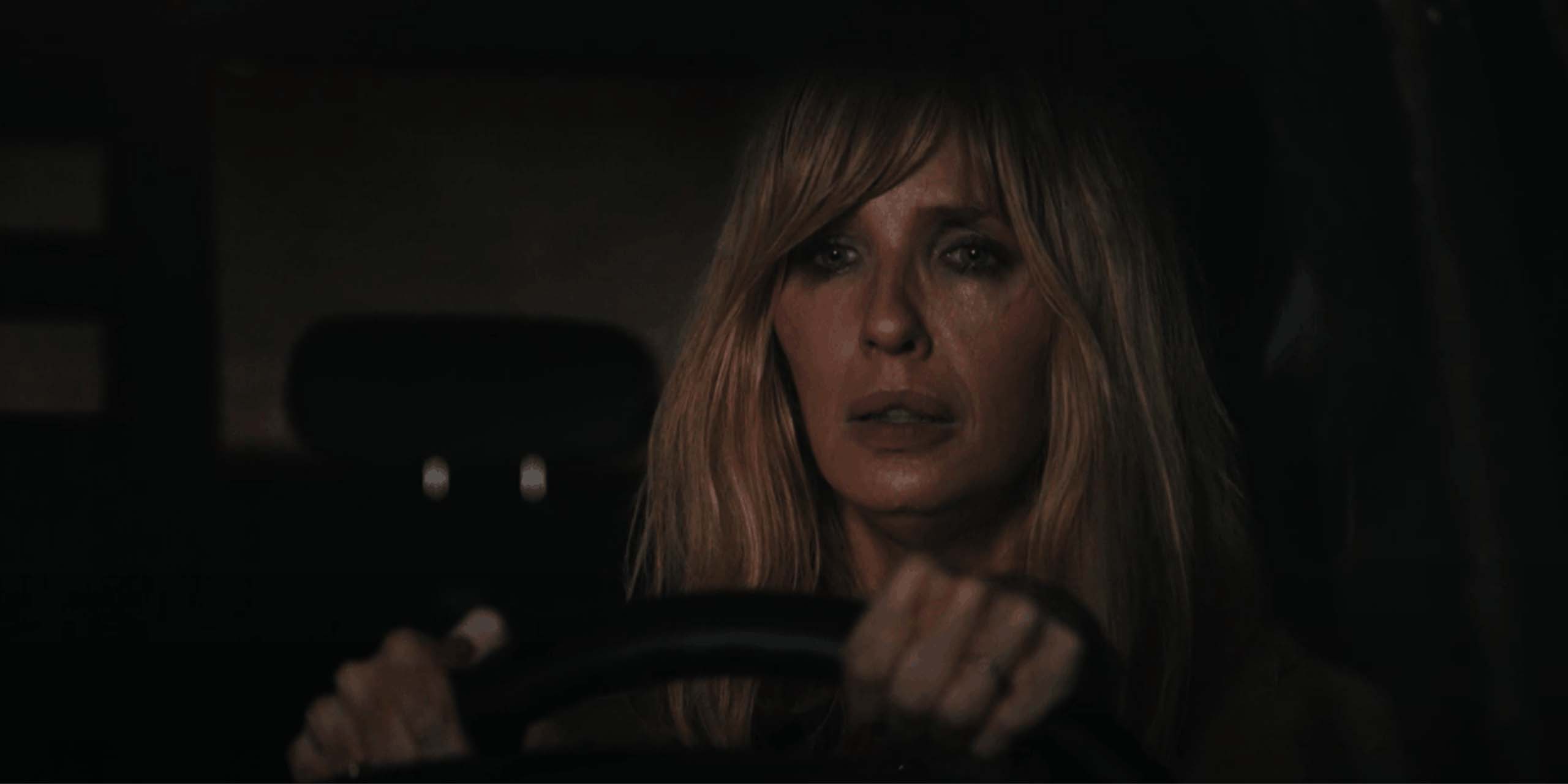 Kelly Reilly dans le rôle de Beth Duton tau volant de sa voiture dans Dutton Ranch.
