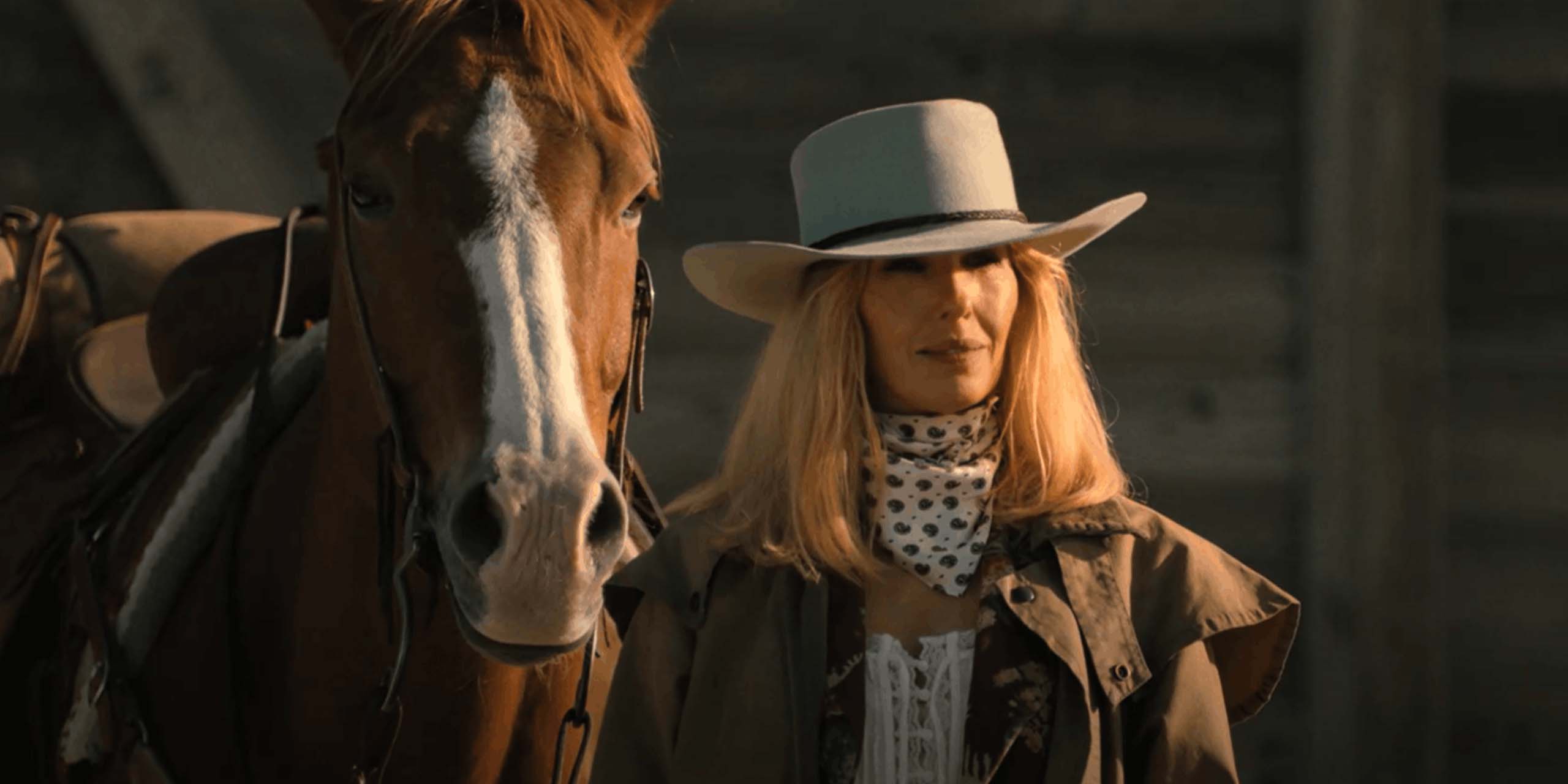 Beth Duton (Kelly Reilly) près d'un cheval dans Dutton Ranch.