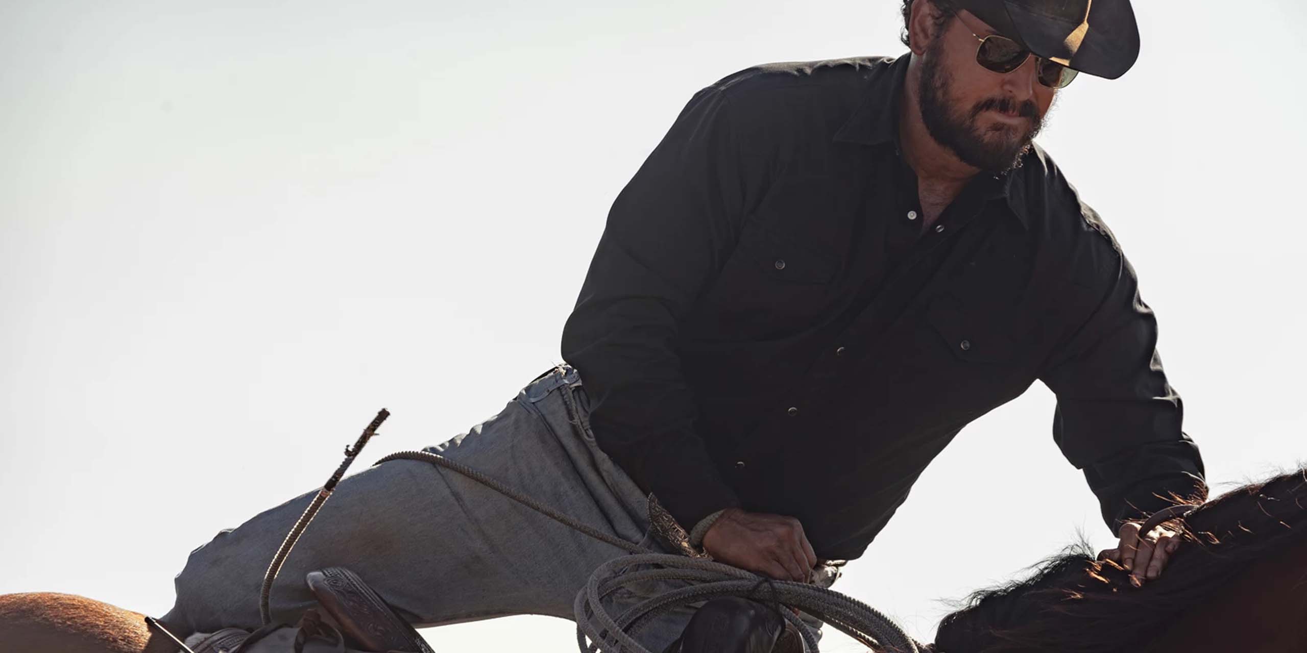 Rip (Cole Hauser) montant un cheval dans Dutton Ranch.
