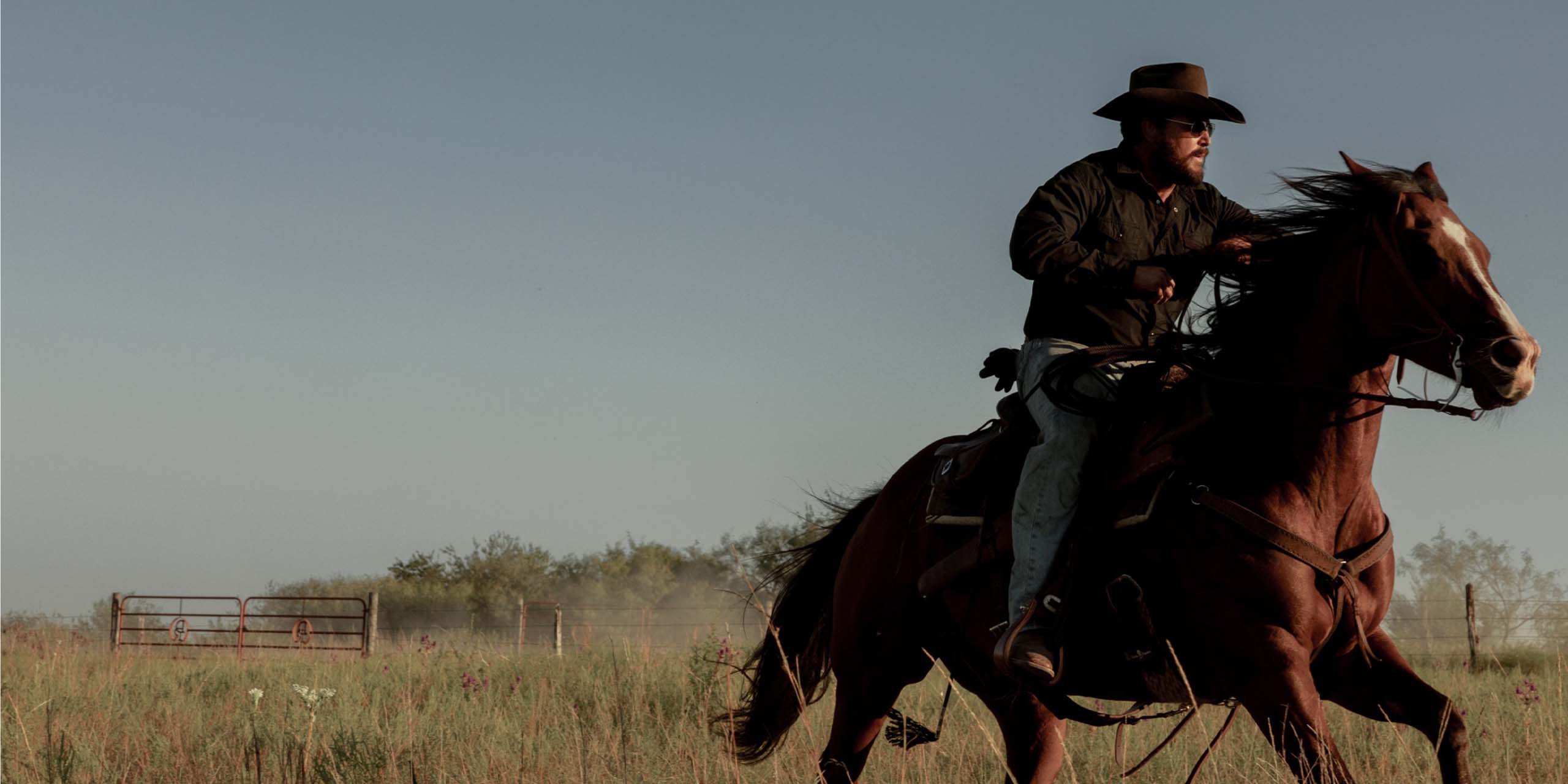 Rip (Cole Hauser) galopant à cheval dans Dutton Ranch.