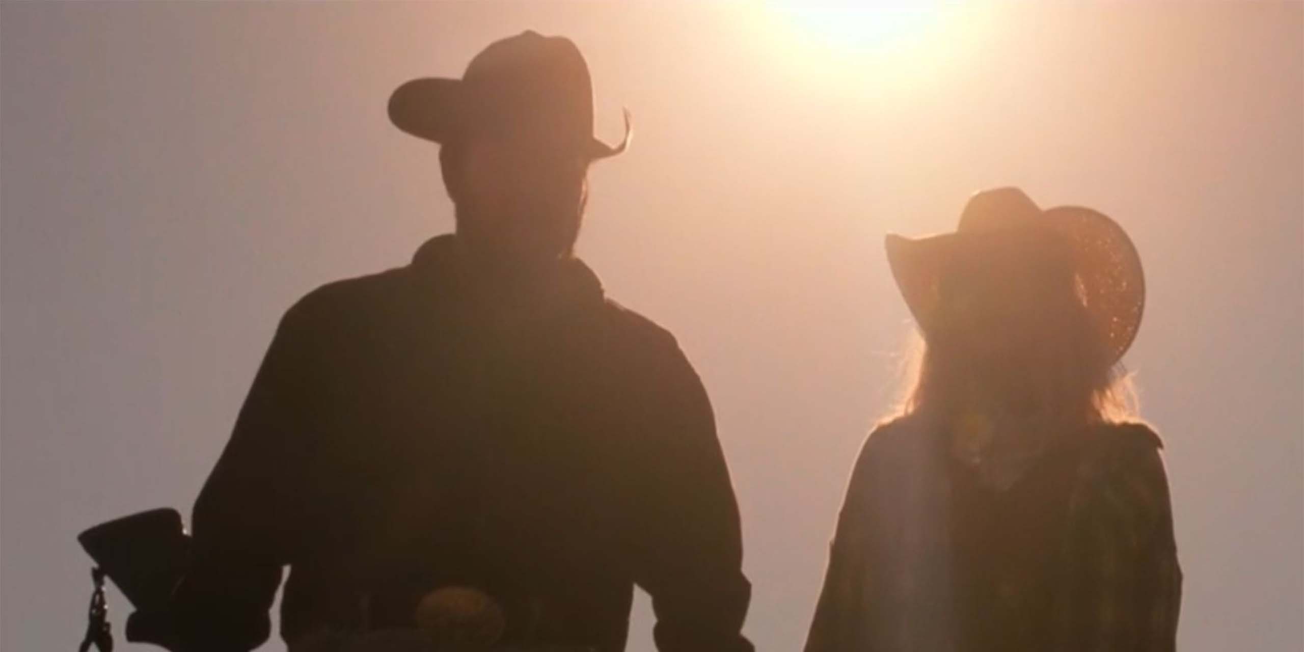 Silhouette de Beth et Rip dans la saison 1 de Dutton Ranch.
