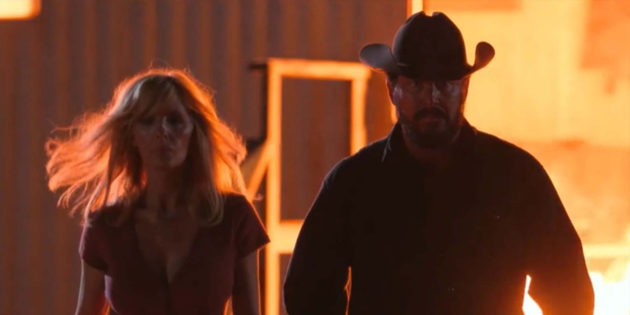 Beth et Rip s'éloignent de l'incendie dans la saison 1de Dutton Ranch.