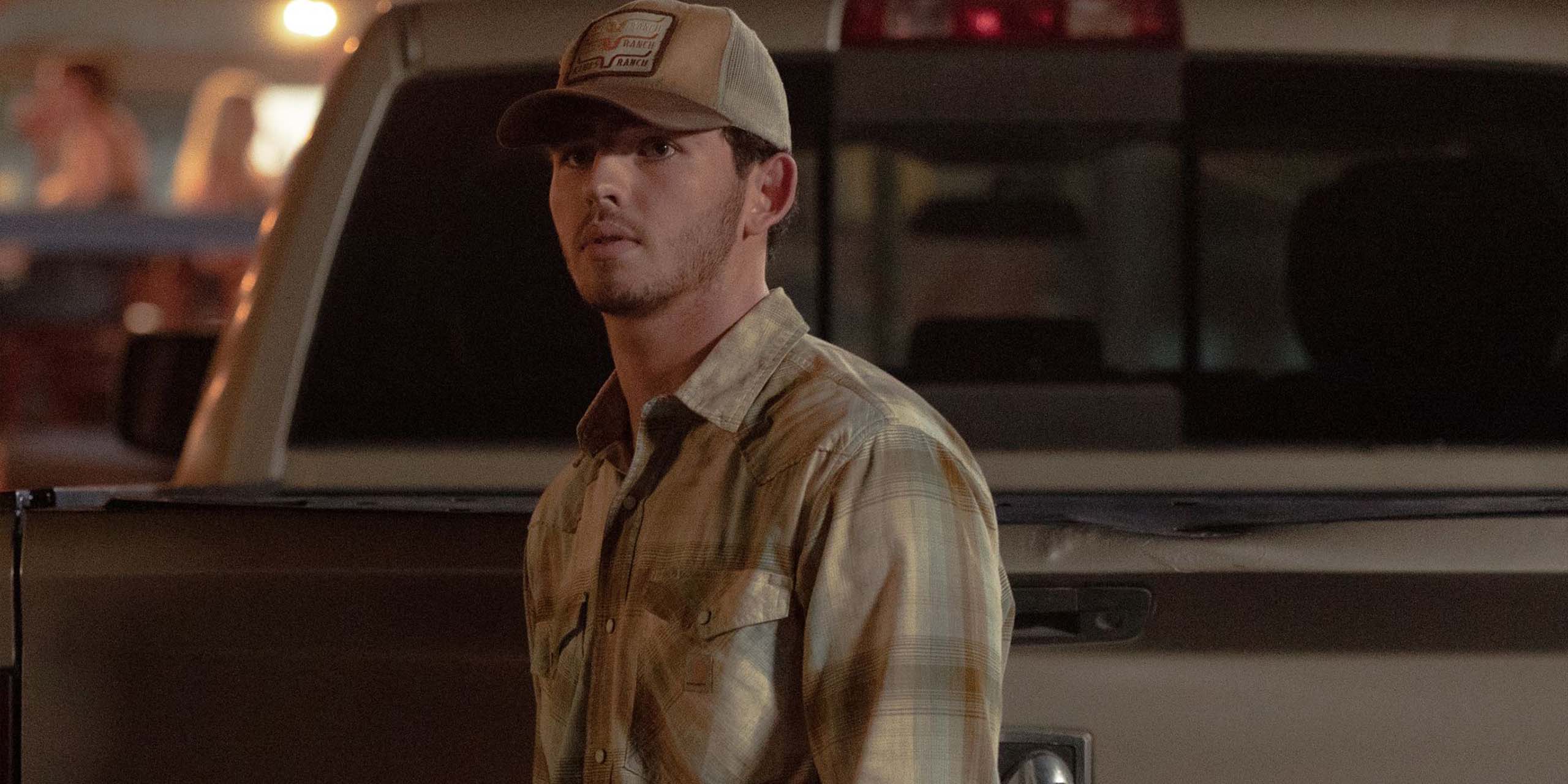 Carter se tient derrière une camionnette dans la saison 1 de Dutton Ranch.