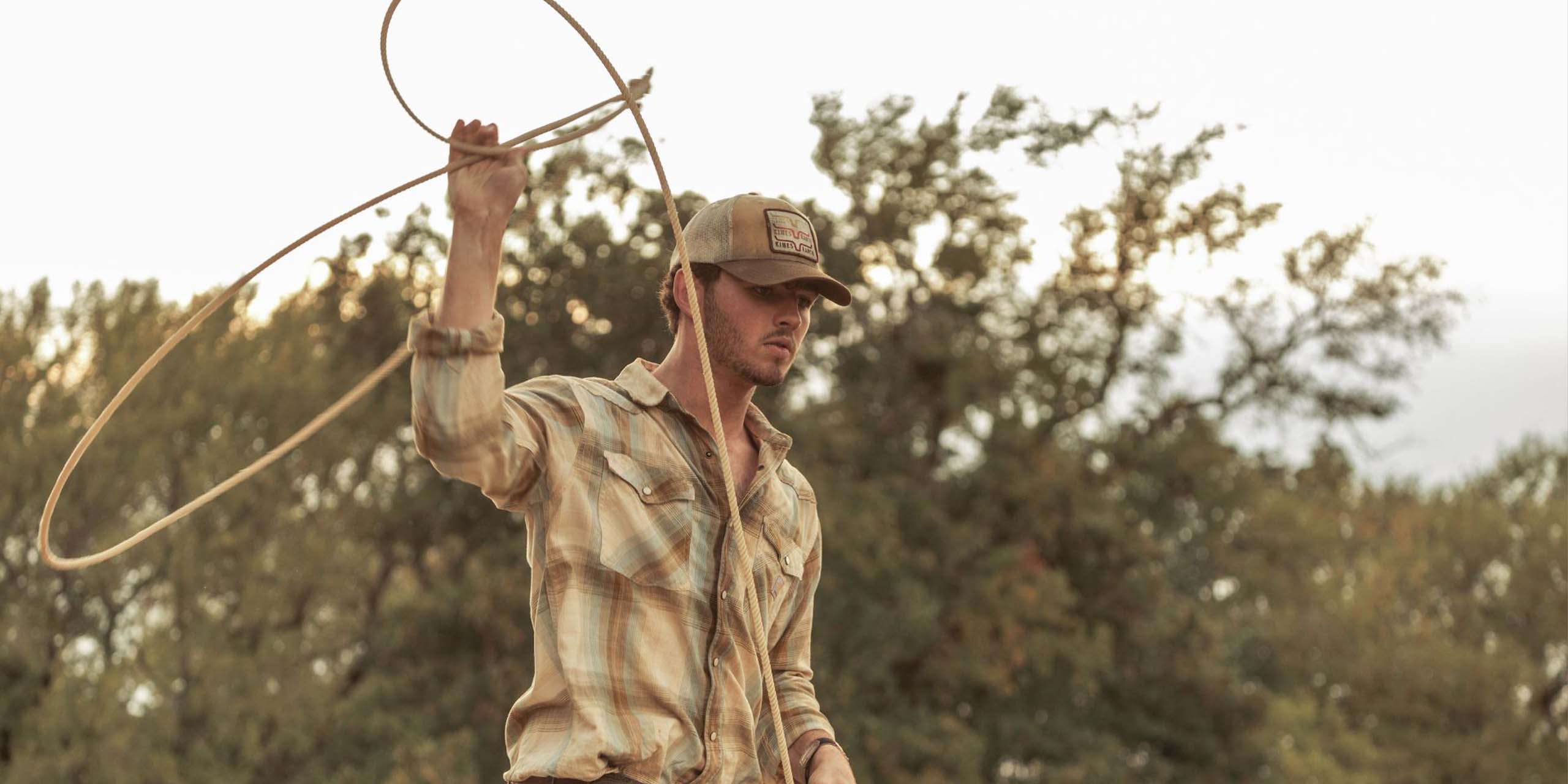 Carter tenant un lasso dans la saison 1 de Dutton Ranch.