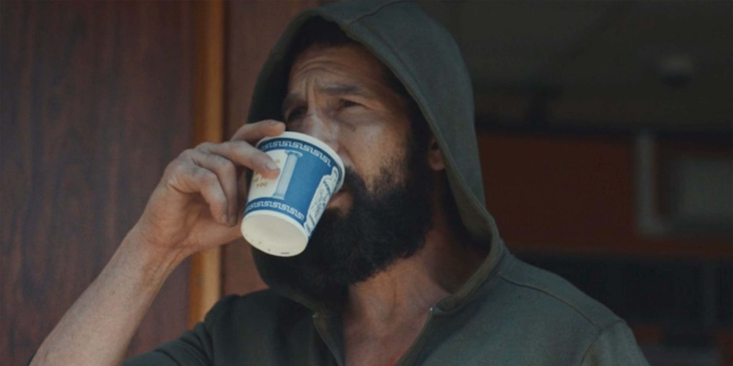 Frank Castle boit du café dans The Punisher: One Last Kill.