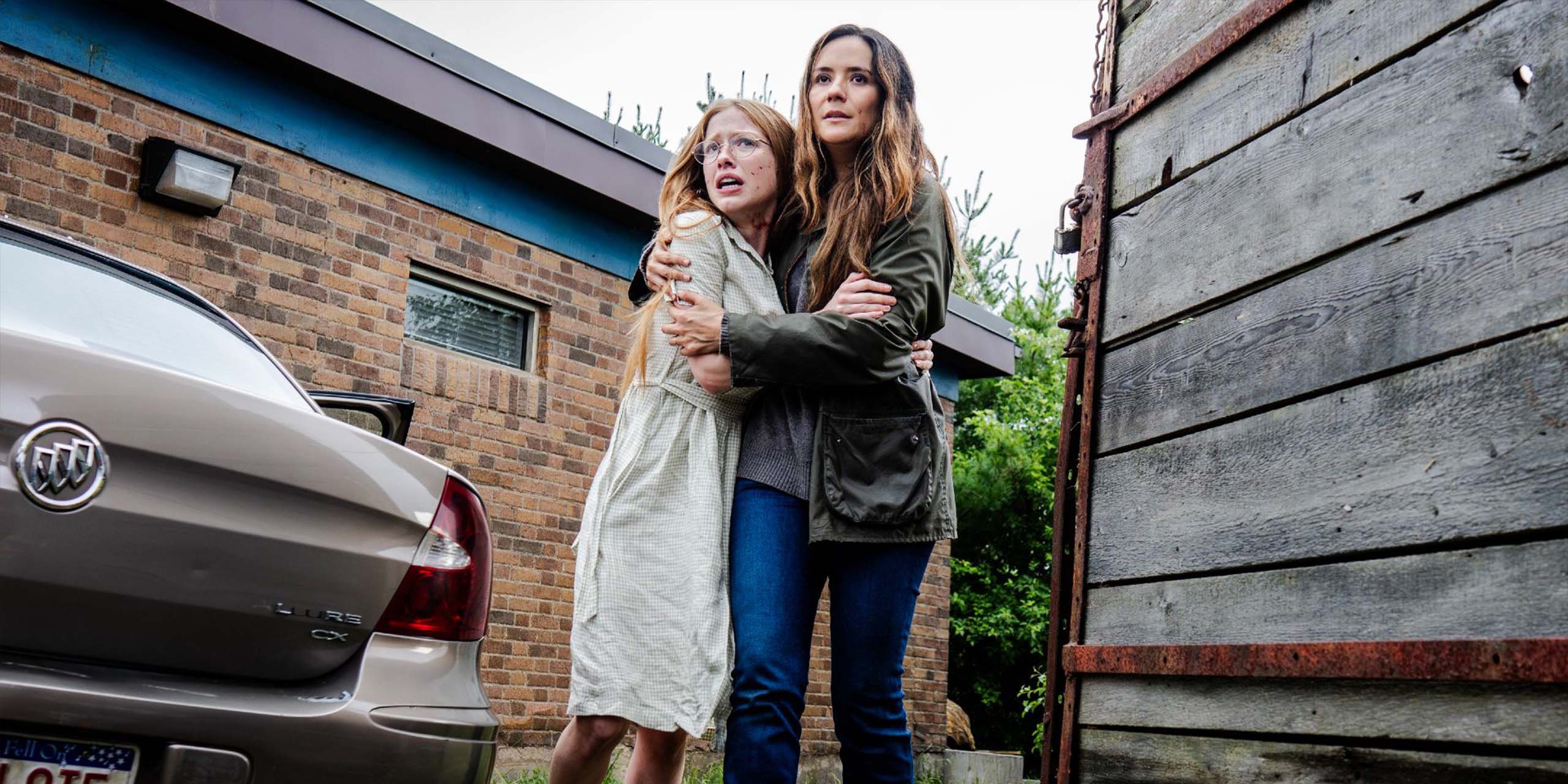 Tabitha tenant Sophia dans la saison 4 de From.