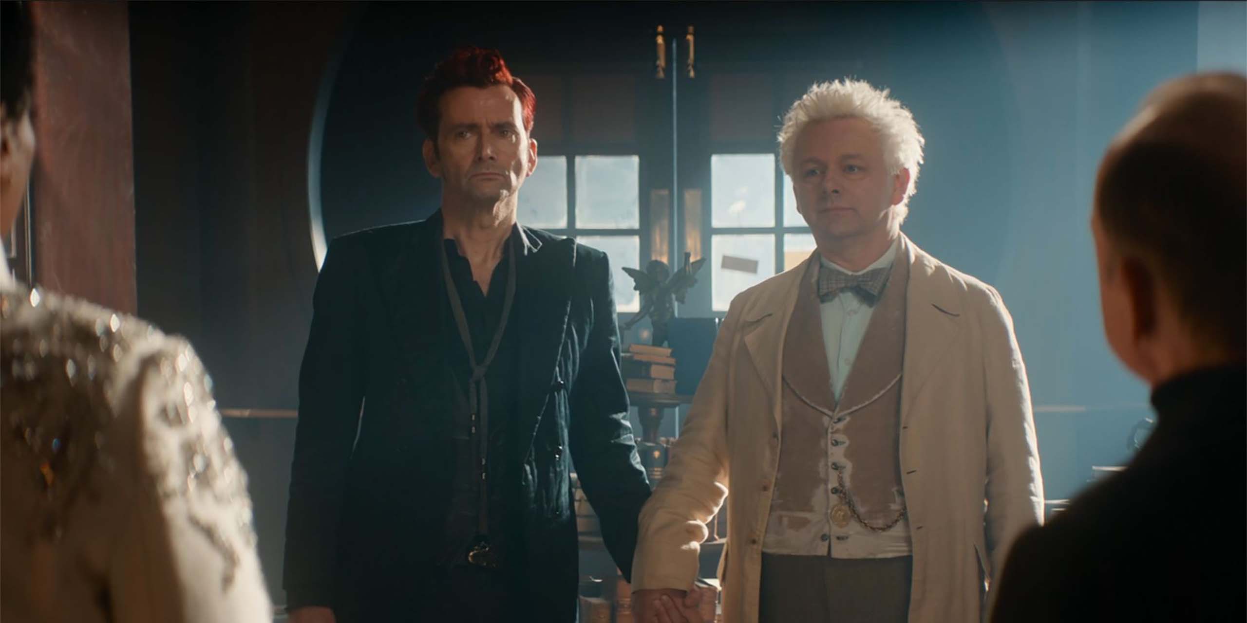 Crowley et Aziraphale se tenant la main devant Dieu et Satan dans la saison 3 de Good Omens