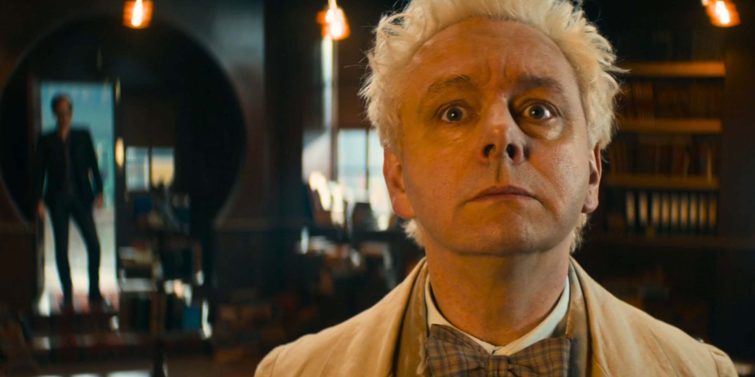 Michael Sheen dans le rôle d'Aziraphale dans Good Omens, avec David Tennant dans celui de Crowley en arrière-plan.