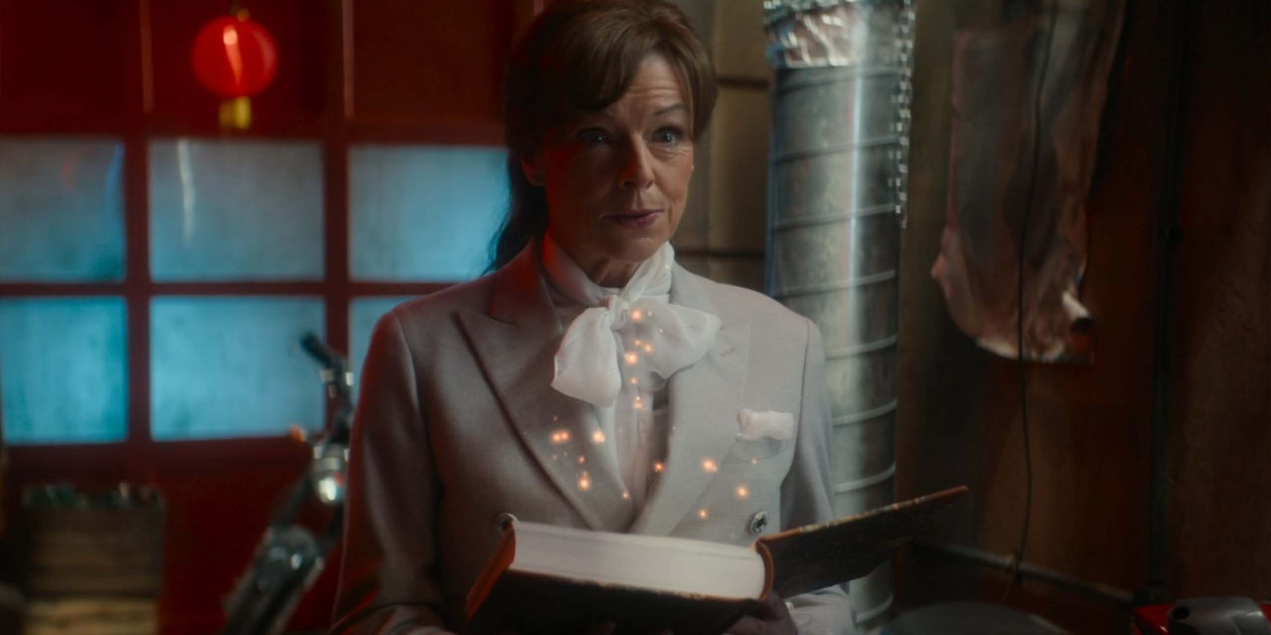 Doon Mackichan dans le rôle de Michael dans Good Omens