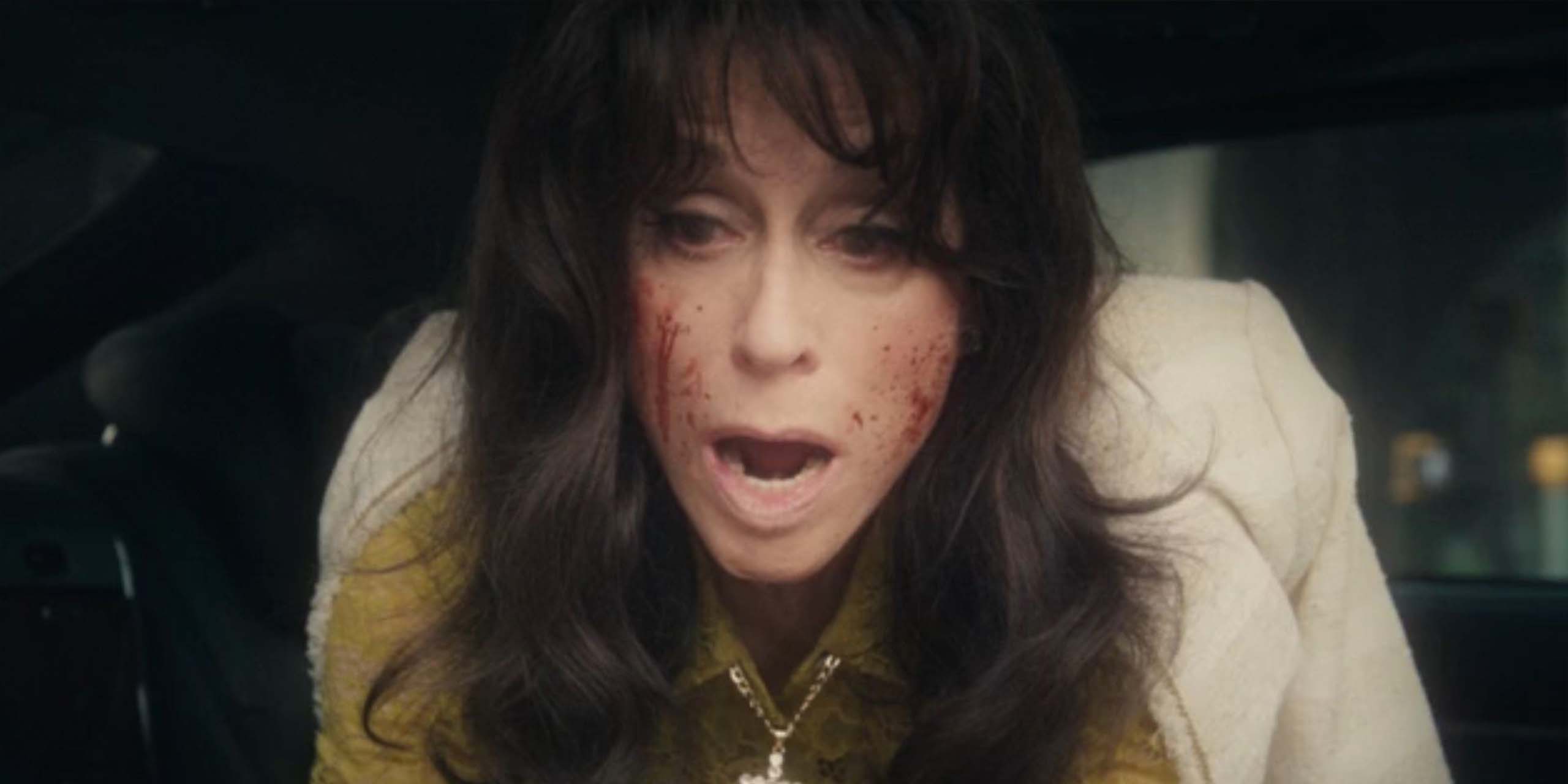 Le personnage de Judith Light dans The Punisher: One Last Kill, le visage couvert de sang et l'air dévasté.