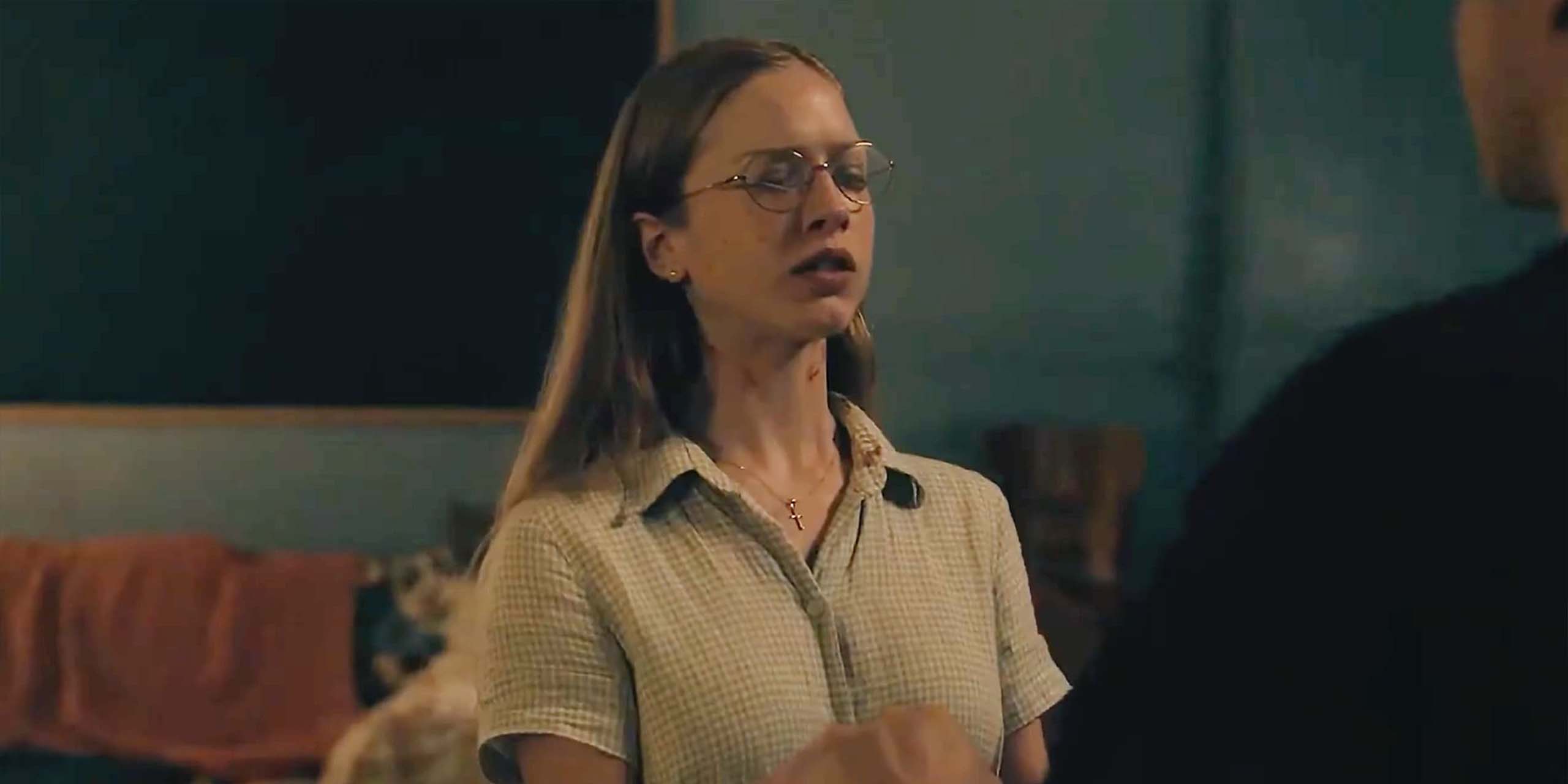 Julia Doyle dans le rôle de Sophia en train de prier dans la saison 4
