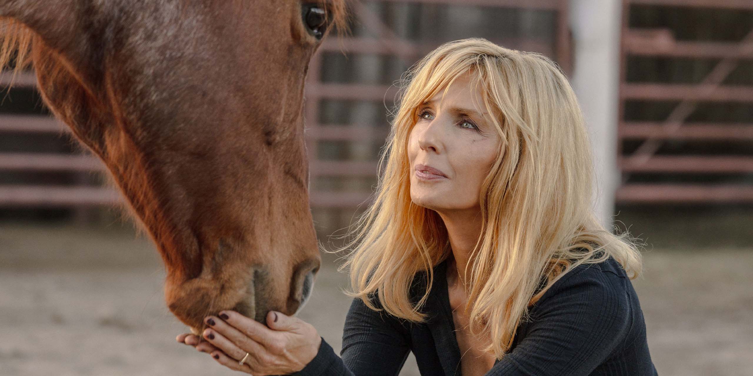 Kelly Reilly dans le rôle de Beth Duton touchant un cheval dans Dutton Ranch.